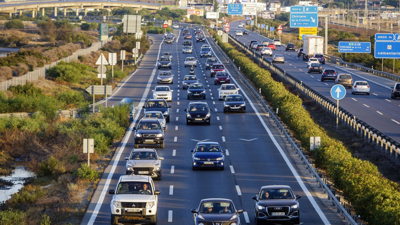 Vehículos circulan por el entorno del Nudo de Tres Caminos.
