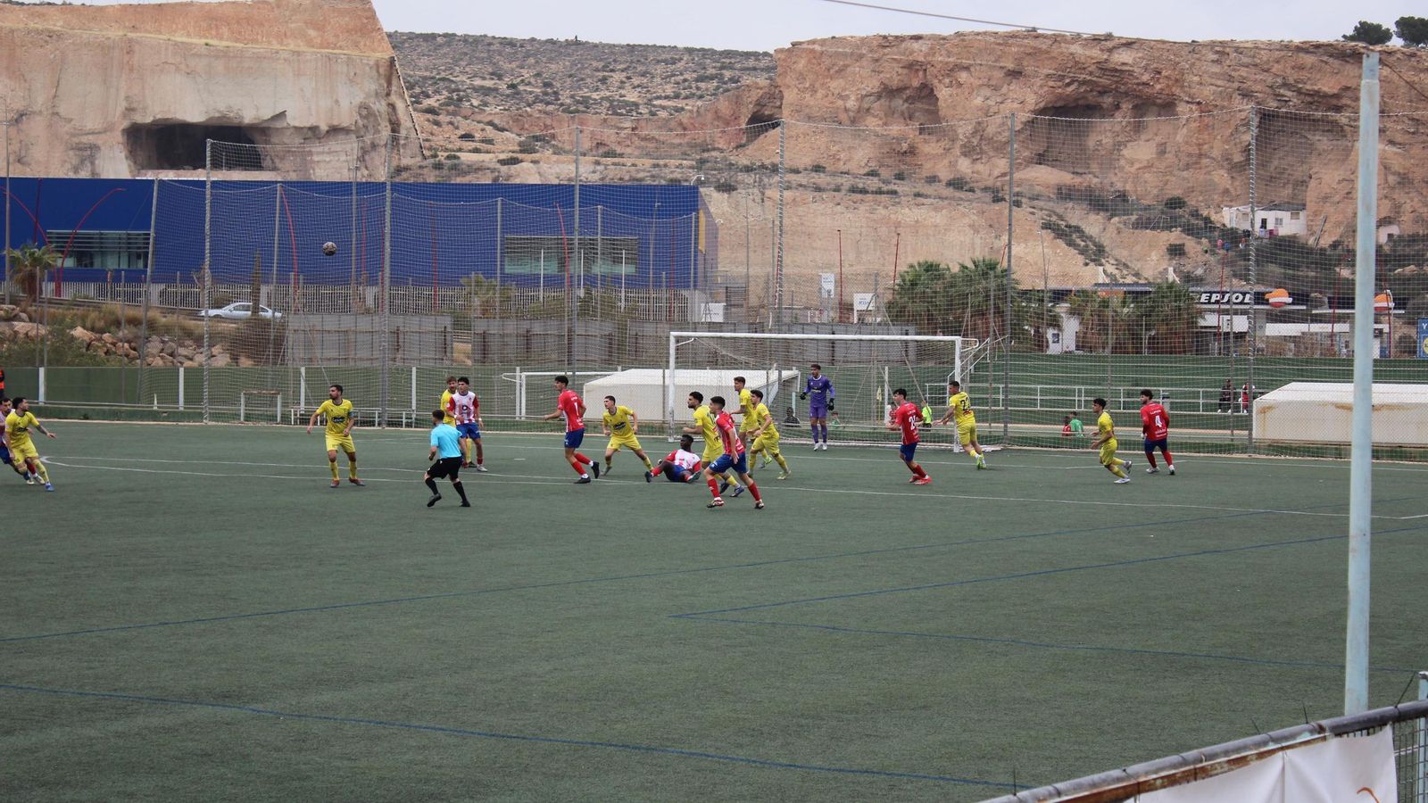 La zaga hueteña despeja una ocasión de peligro de los almerienses durante una acción del primer tiempo.