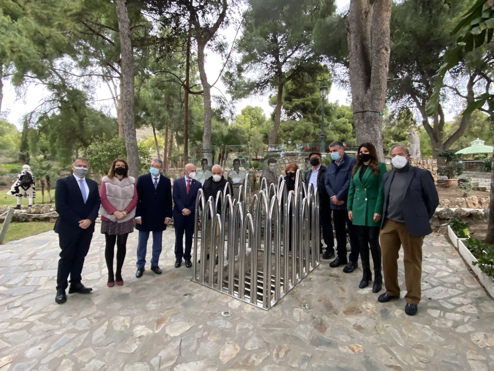 Los descubridores junto a los responsables de las administraciones que forman parte de la Fundación Cueva de Nerja.