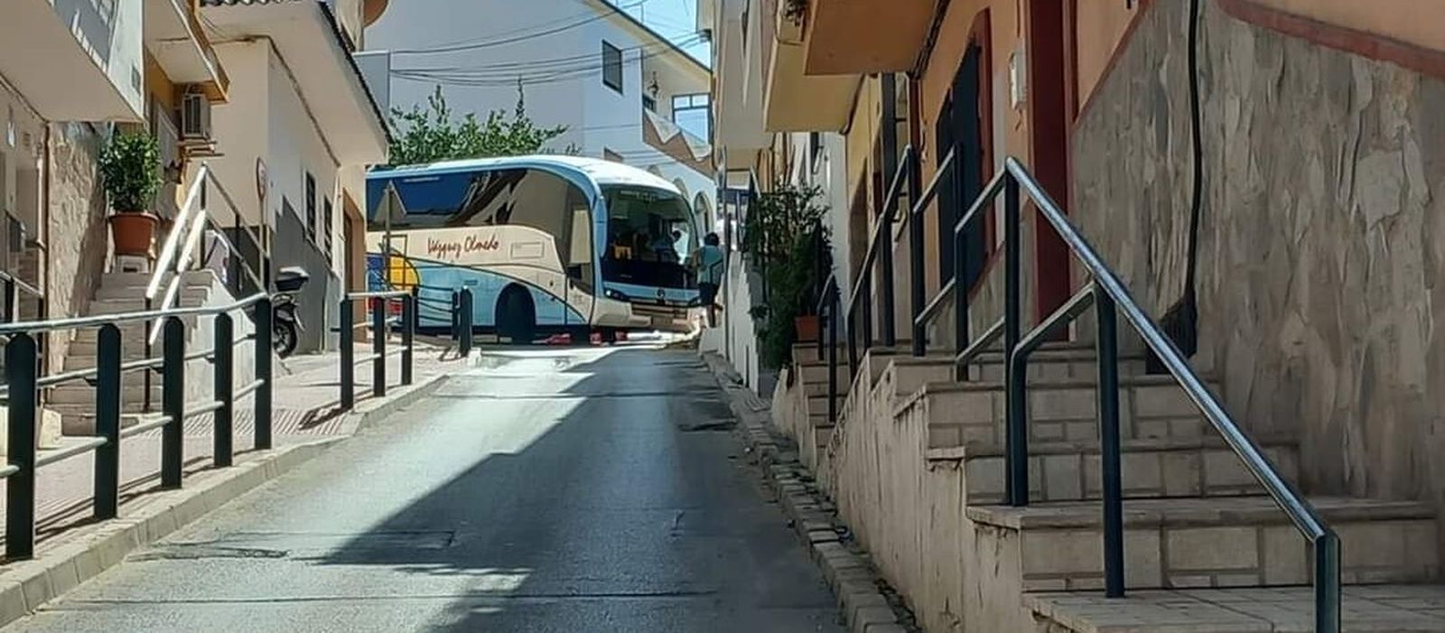 El autocar se quedó atrapado en la calle Francisco López López.