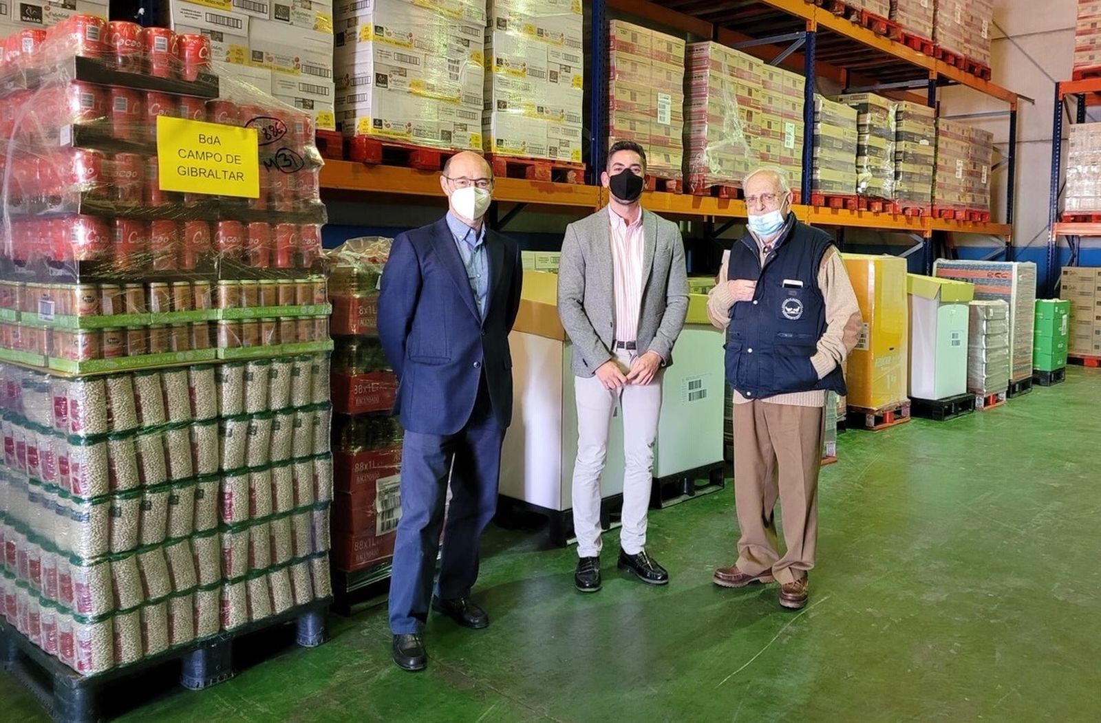 José Serrano y Juan Carlos Herrera, presidente y vicepresidente del Banco de Alimentos del Campo de Gibraltar, junto a Rafa Piñero, de Mercadona, durante la entrega de la donación.