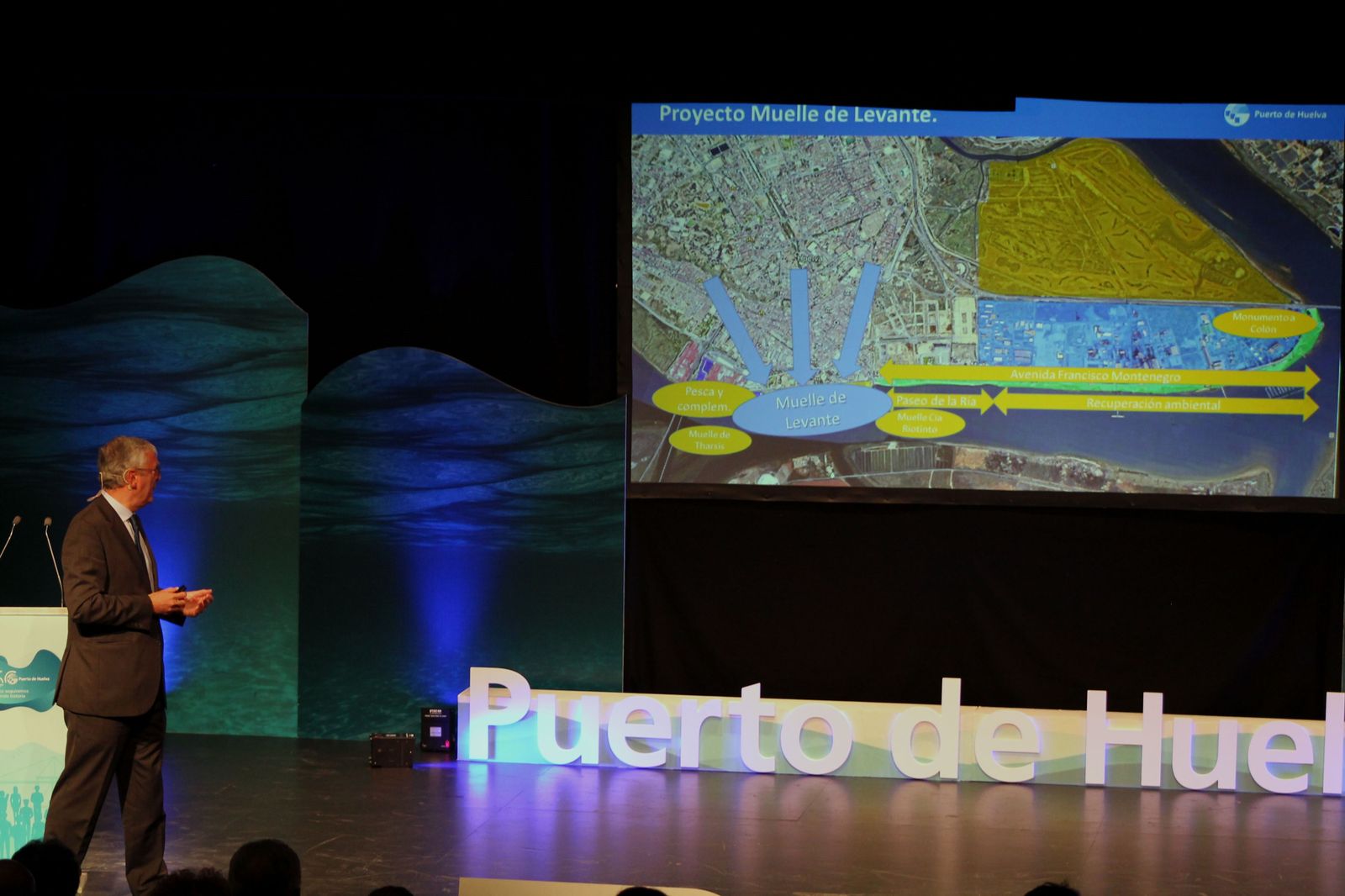 El director del Puerto explica el proyecto.