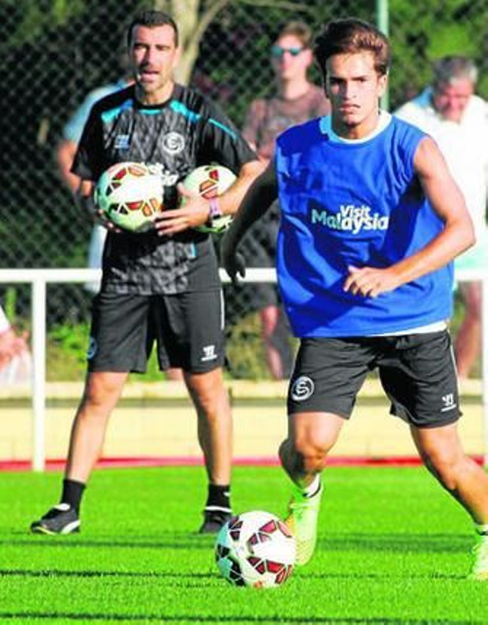 Denis Suárez conduce un balón arengado por José Carlos Carcedo.