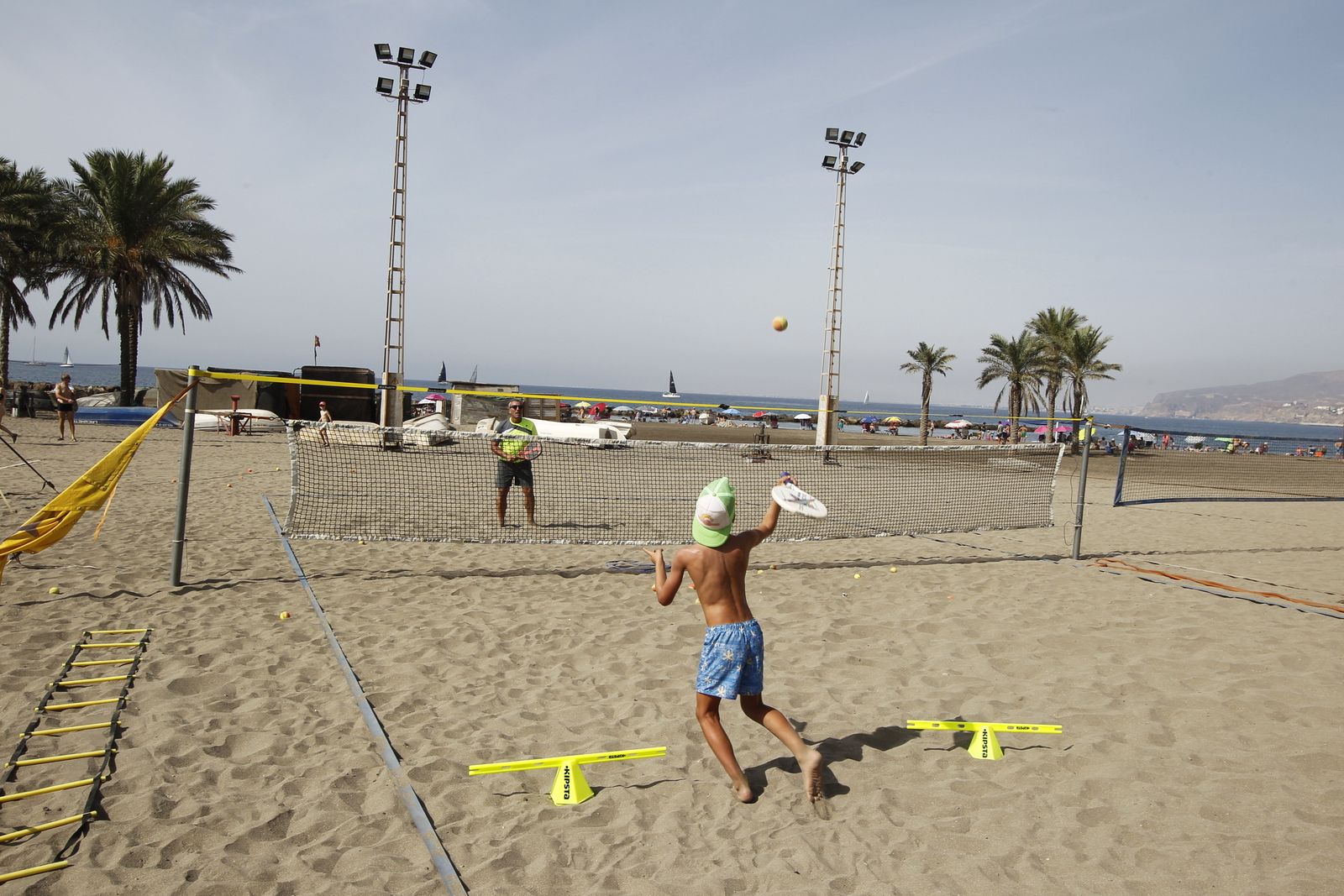 Uno de los jóvenes participantes practica junto al monitor de la actividad, Gustavo Staniscia.