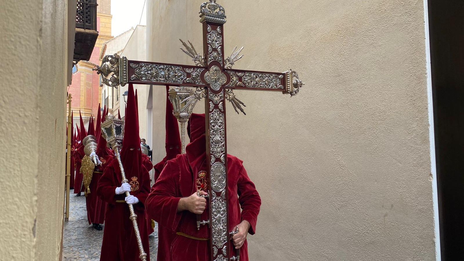 El cortejo de nazarenos del Santo Cristo Coronado de Espinas y Nuestra Señora de Gracia y Esperanza.