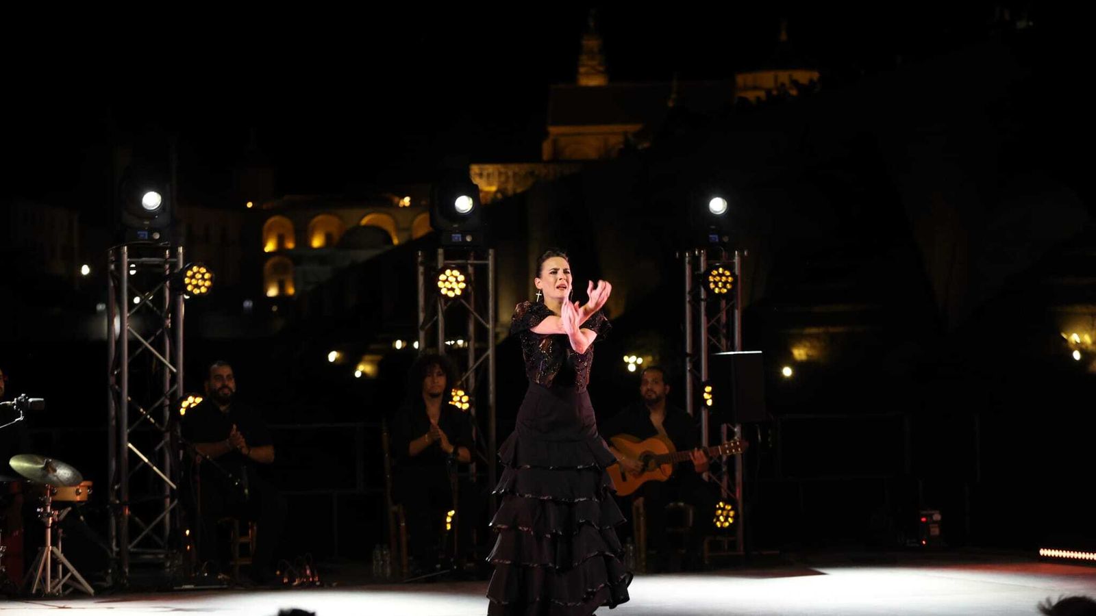Espectáculo de La Piñona en el entorno de la Calahorra.