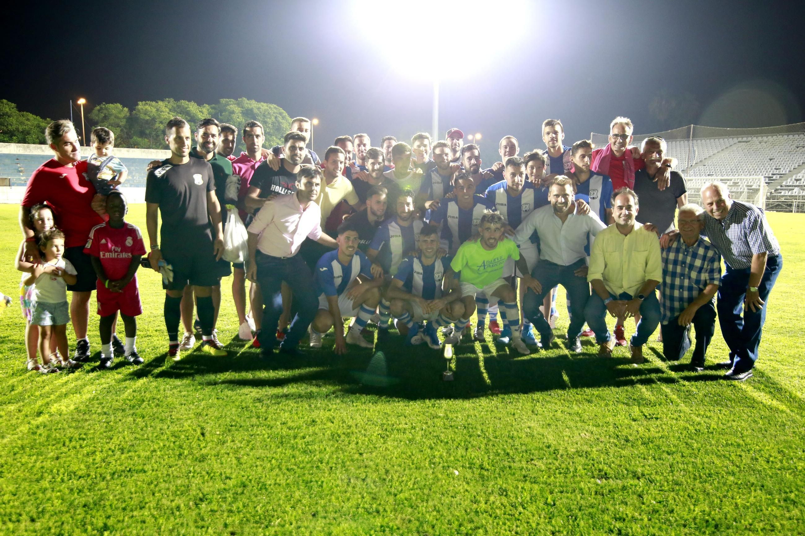 Los jugadores del Jerez Industrial celebran la victoria en la edición de 2019.