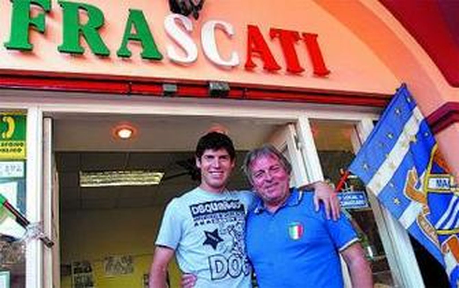 Antonello posa en su museo blanquiazul en Frascati.