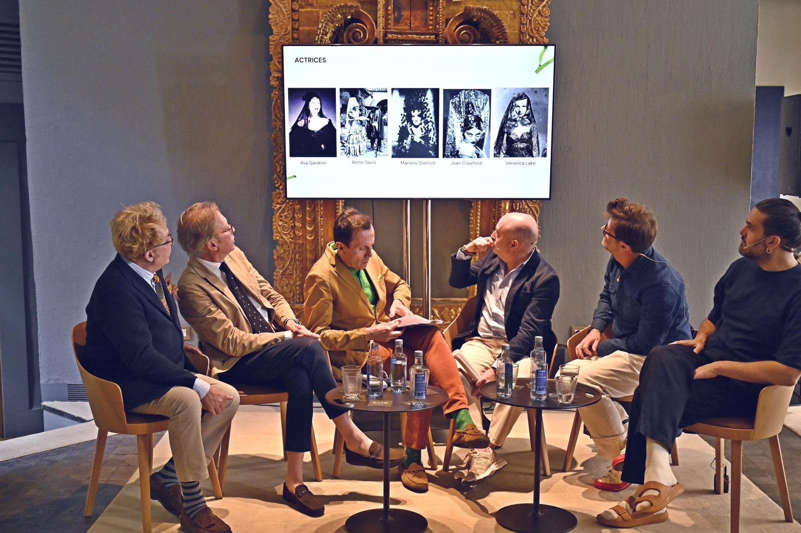 La revisión de la mantilla blanca, todas las imágenes