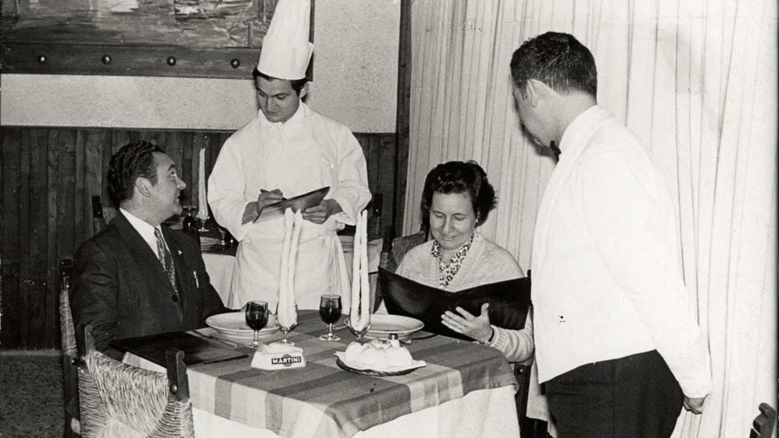 Juan Luis en "La Cazuela"; sentada su madre, Rosa