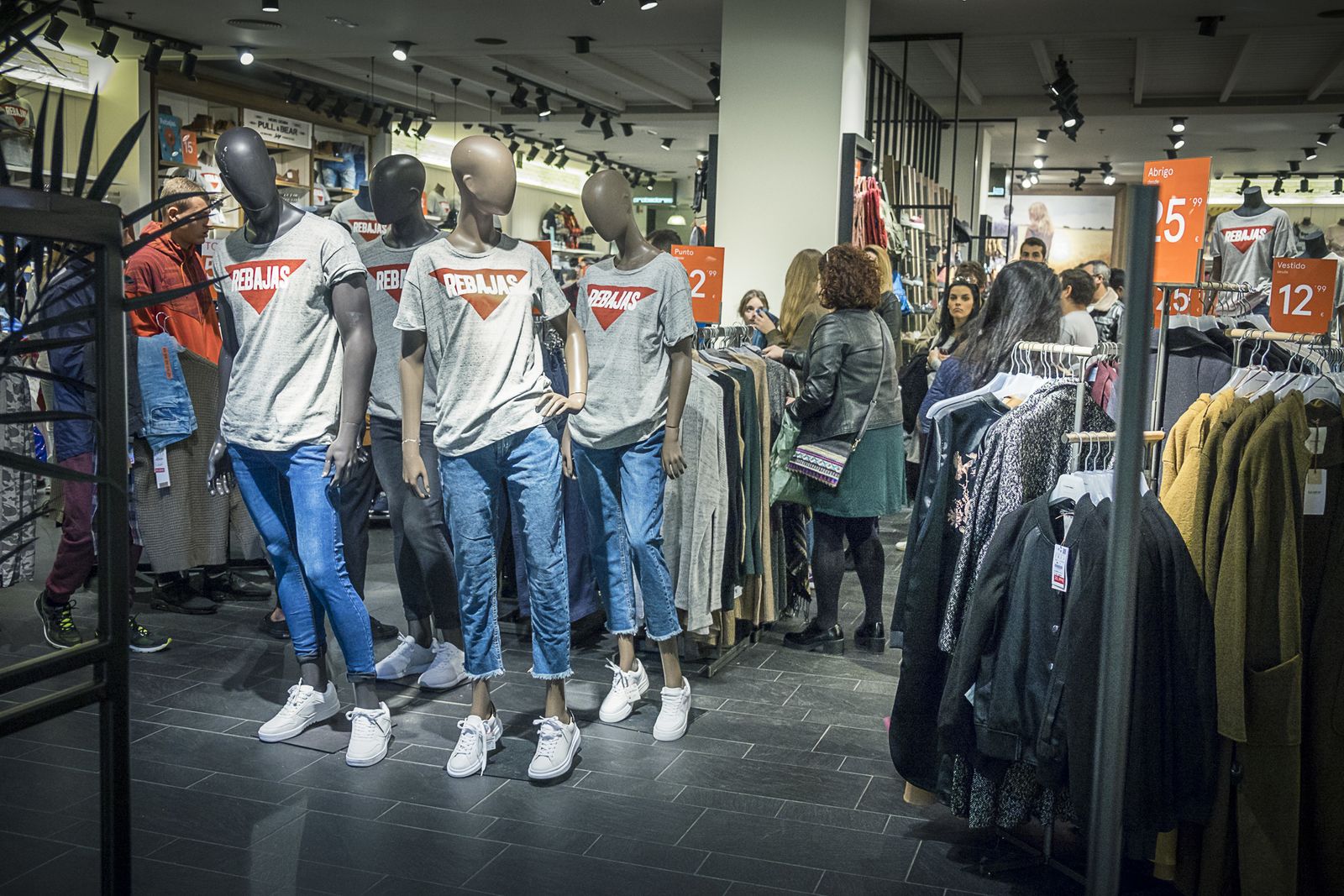 Ambiente de rebajas en el centro comercial Bahía Sur.