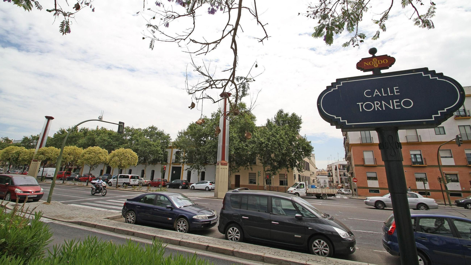 Un motorista (a la izquierda) espera parado en un semáforo en la calle Torneo.