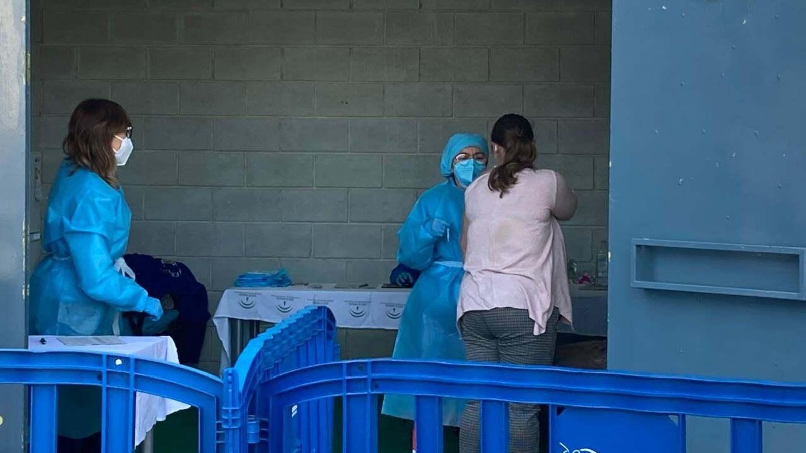 Vacunación a las trabajadoras de ayuda a domicilio de Cabra.