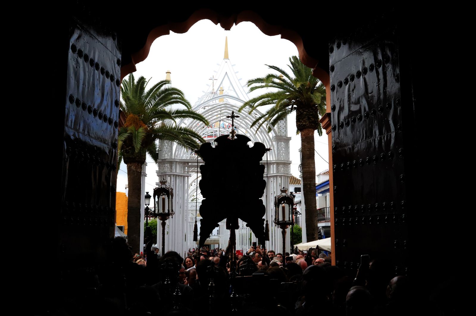 Imágenes de la misa de la Hermandad del Rocío de Huelva ante la Virgen del Rocío