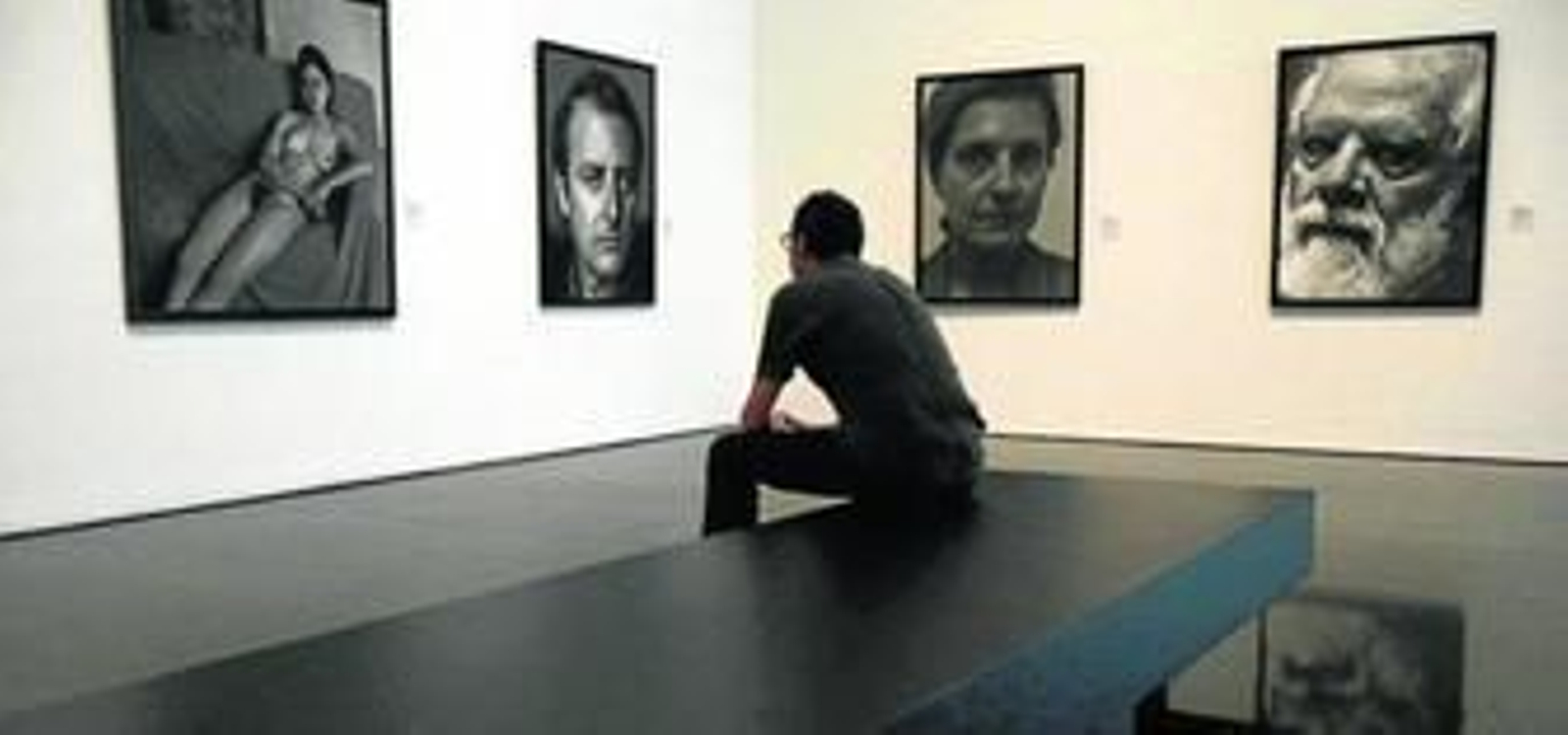 Un visitante en el Macba de Barcelona ante fotografías de Graigie Horsfield incluidas en la muestra 'Arte, dos puntos' que este museo coorganiza con La Caixa.