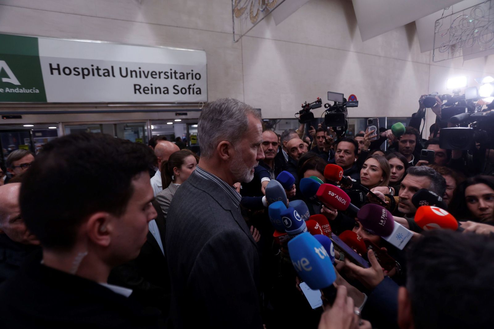 La visita de los Reyes a los heridos del accidente de Adamuz en el Hospital Reina Sofía