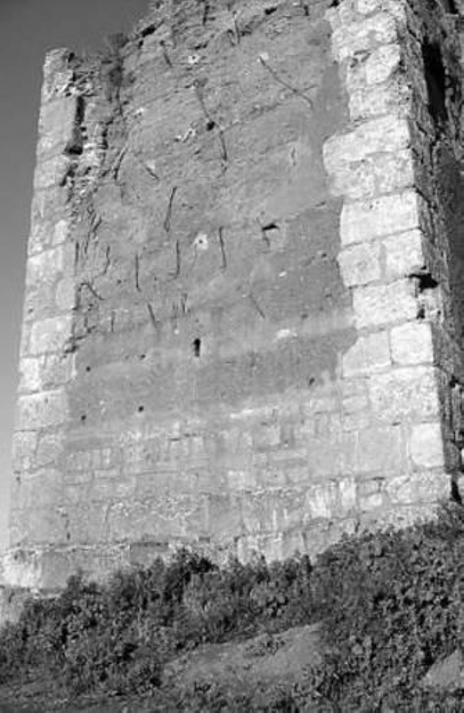 En ambas imágenes se aprecia el desconchado del adobe de la muralla iliplense.