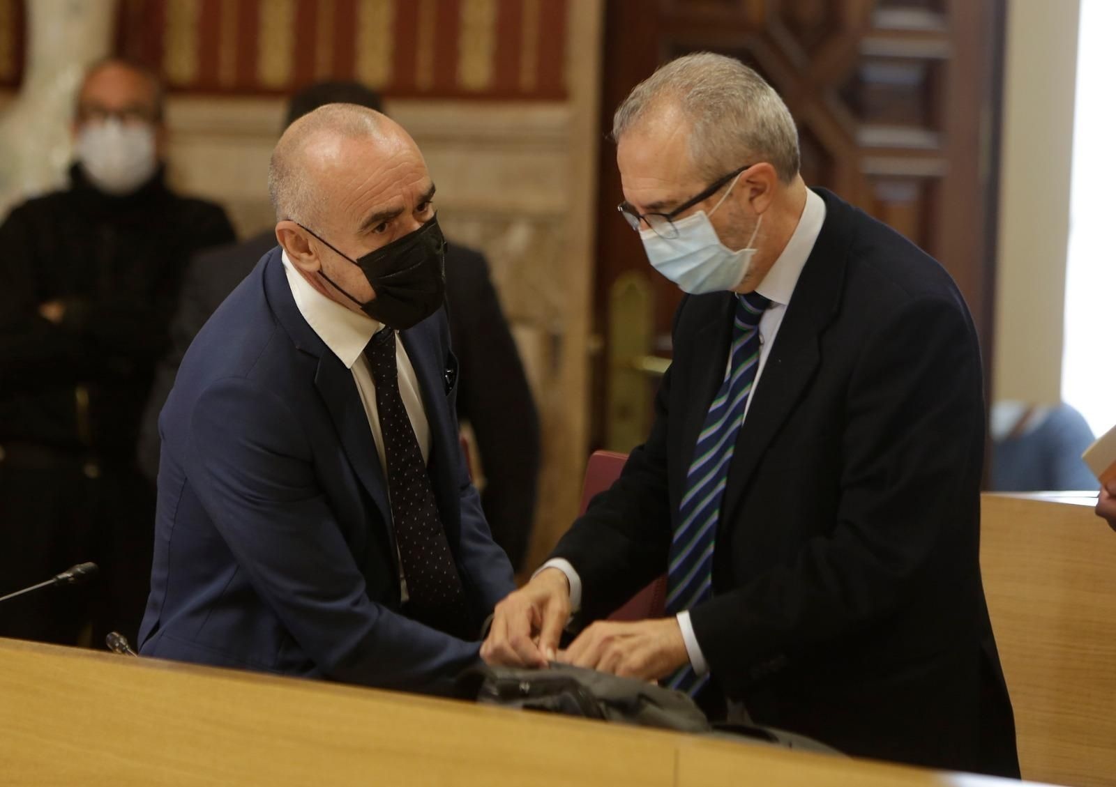 Antonio Muñoz charla con Juan Manuel Flores en el pleno extaordinario sobre financiación del Metro.