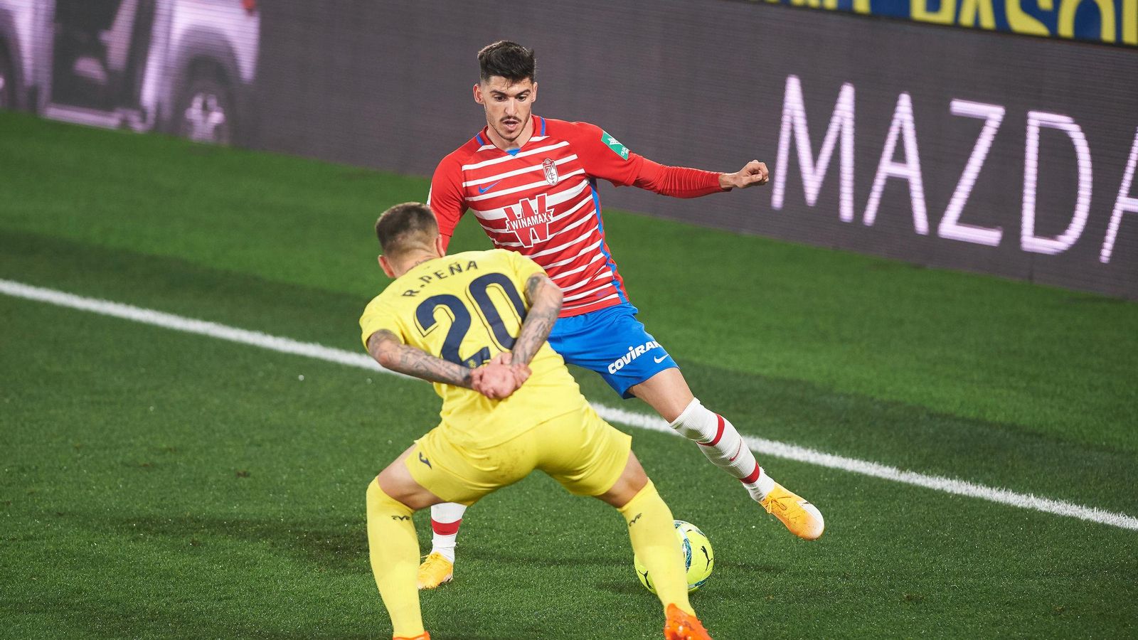 Carlos Neva trata de regatear al jugador del Villarreal Rubén Peña.