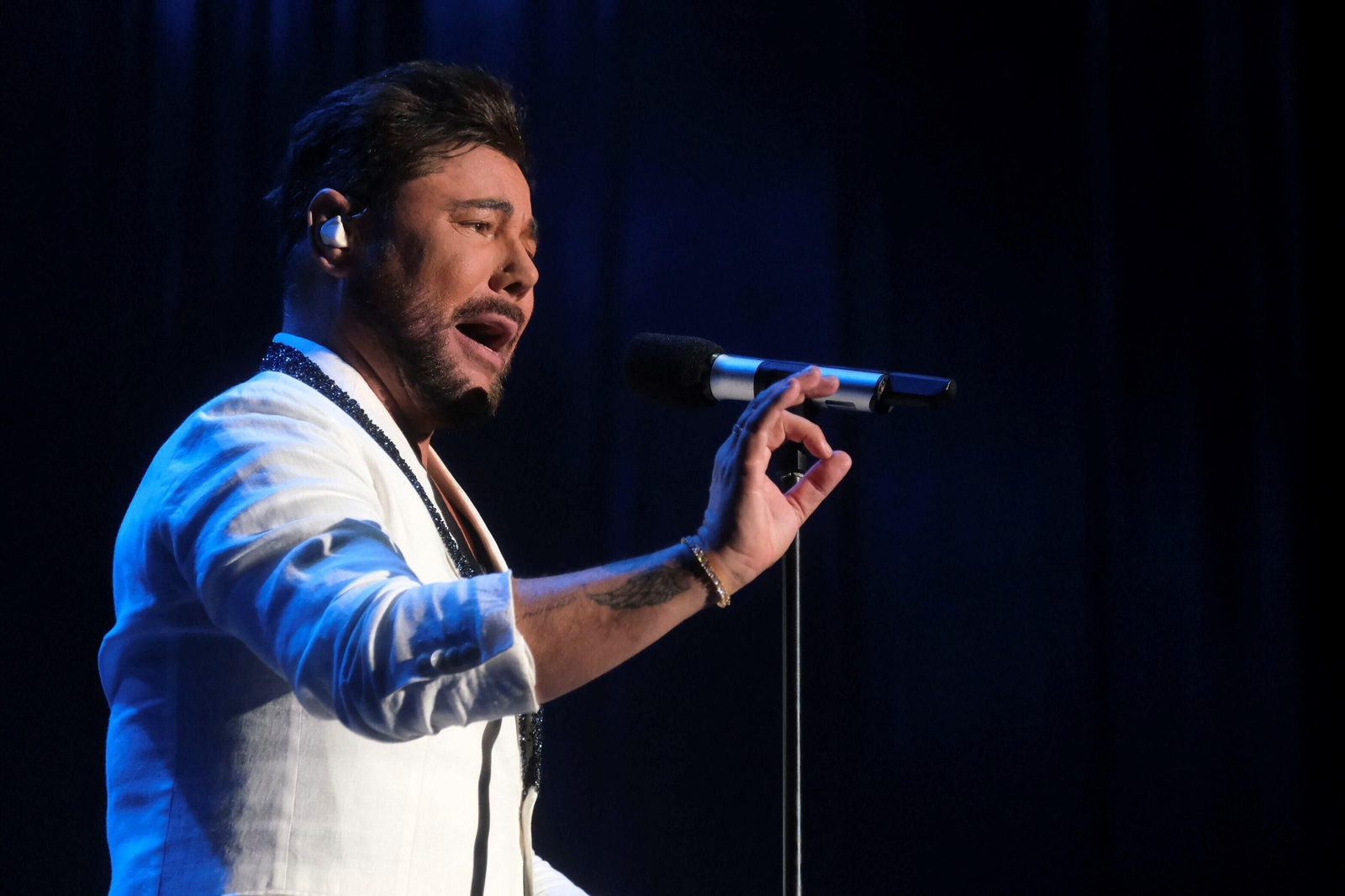 El concierto de Miguel Poveda en la plaza de toros de Córdoba, en fotografías