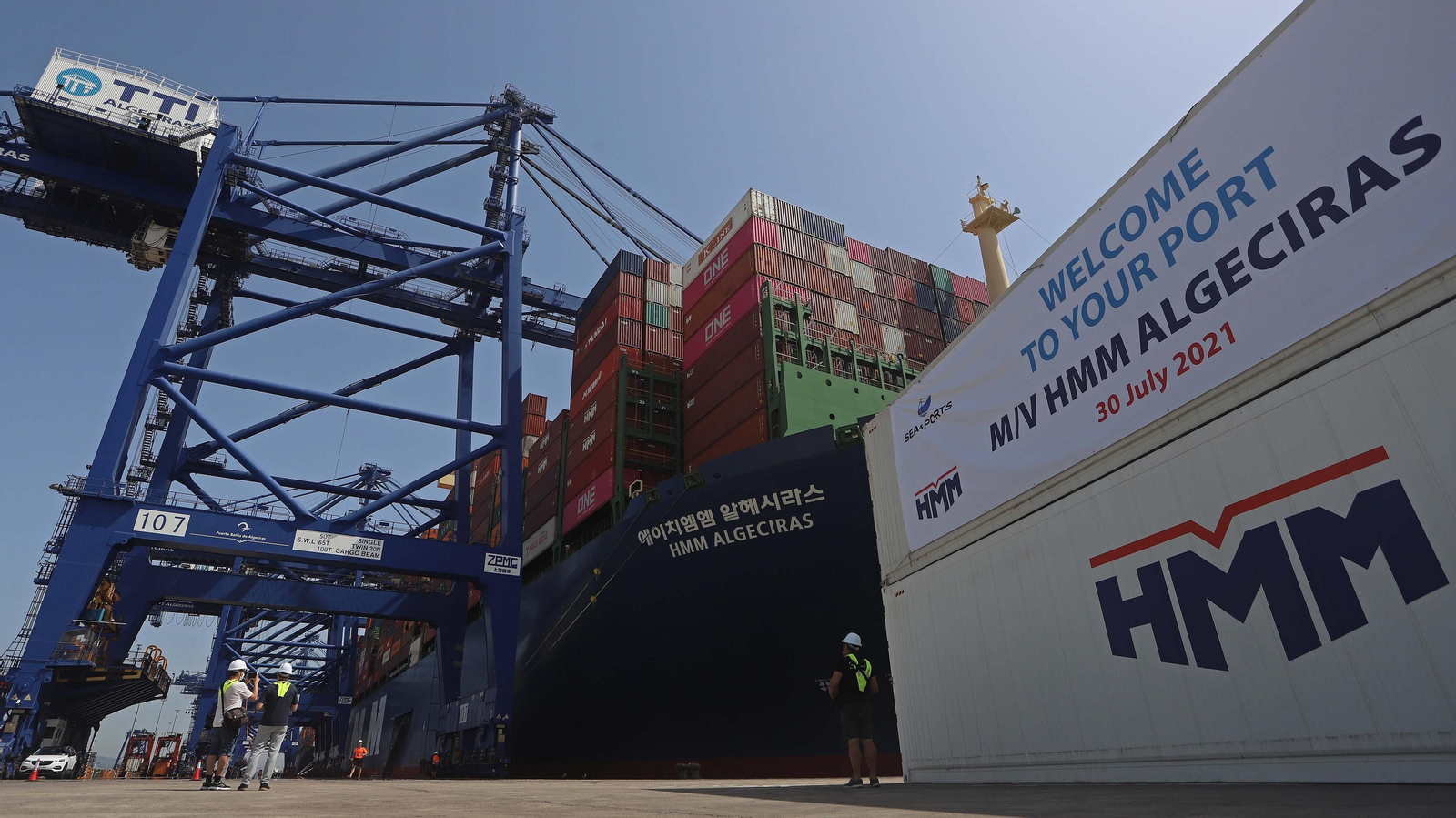 Fotos de la llegada del HMM Algeciras a TTIA