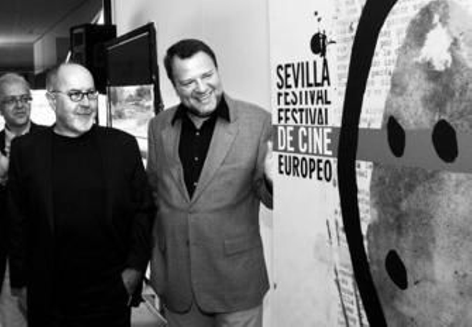 El alcalde observa, en presencia de Bigas Luna, el cartel diseñado por el cineasta.