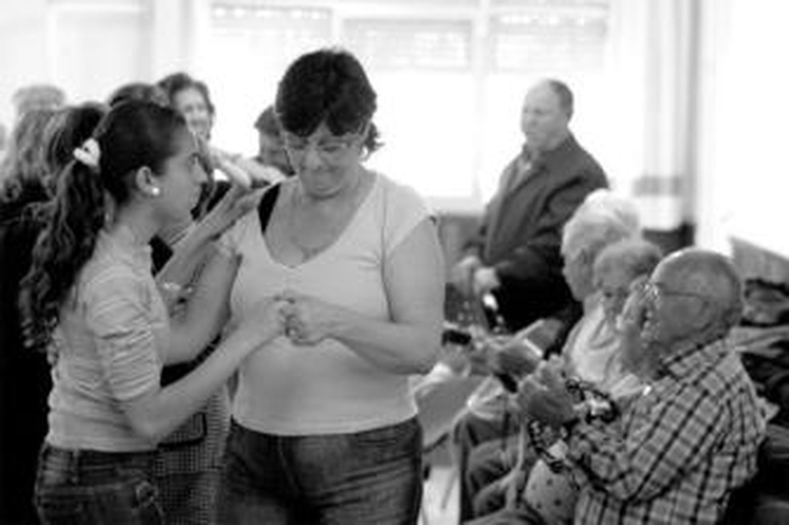 Un momento de las clases del taller de chacarrá que se imparte en Los Barrios, ayer por la tarde.