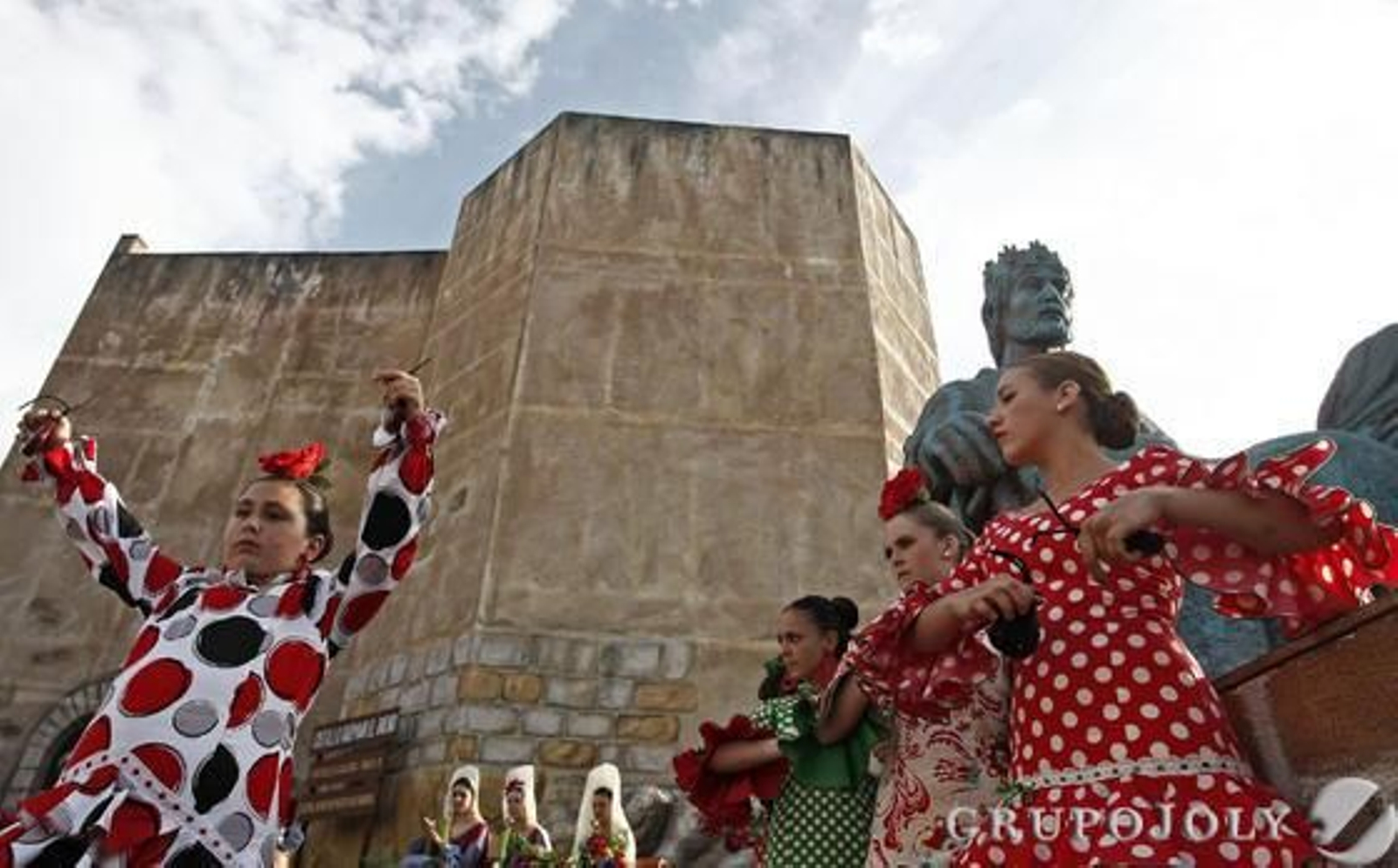 Las autoridades locales coronan a las reinas infantil y juvenil, María Jiménez y Marta Cabello

Foto: Erasmo Fenoy