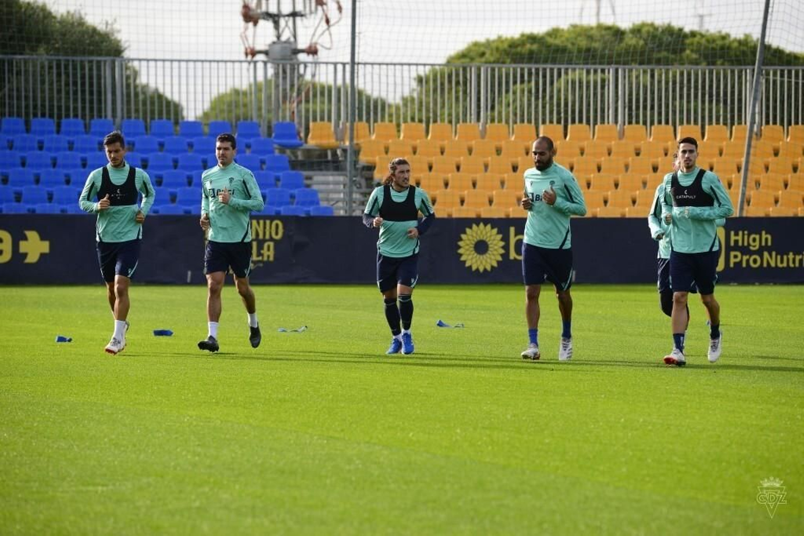 Varios jugadores del Cádiz en una sesión en El Rosal.