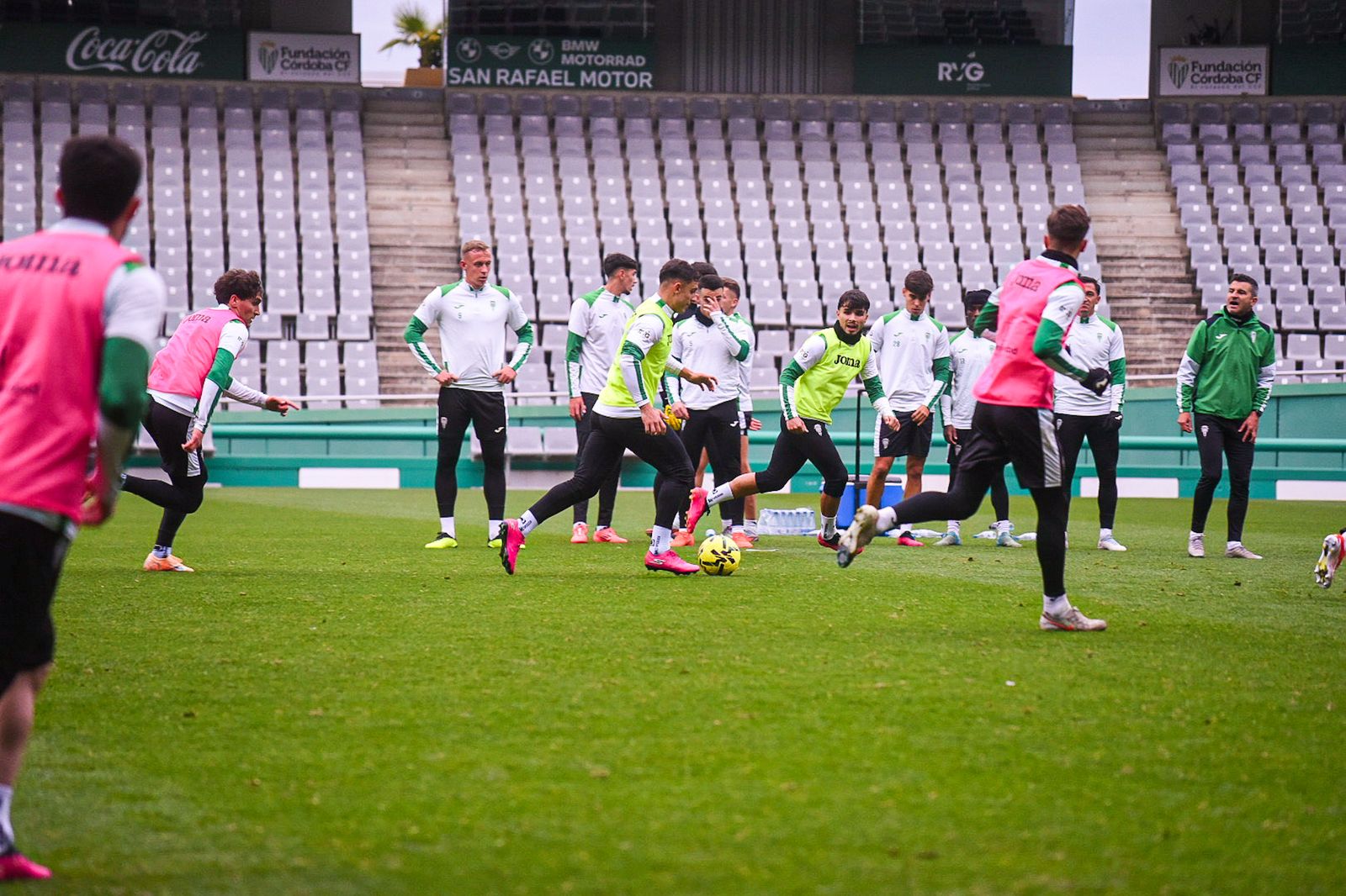 El Córdoba CF se deja querer por su afición en el Día de Año Nuevo: las fotos del entrenamiento de puertas abiertas