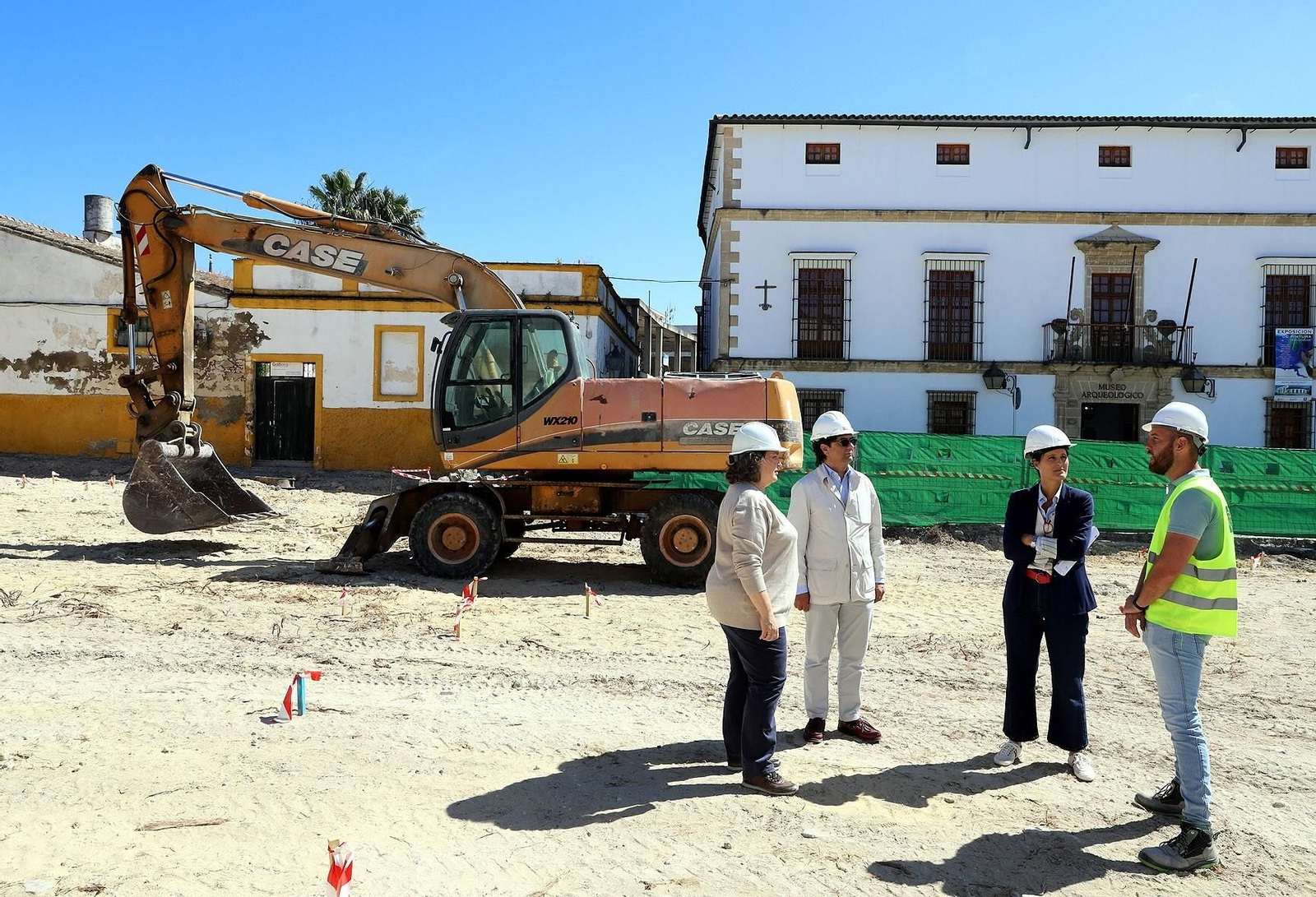 La delegada de Urbanismo, Belén de la Cuadra, junto a técnicos municipales en la plaza del Mercado