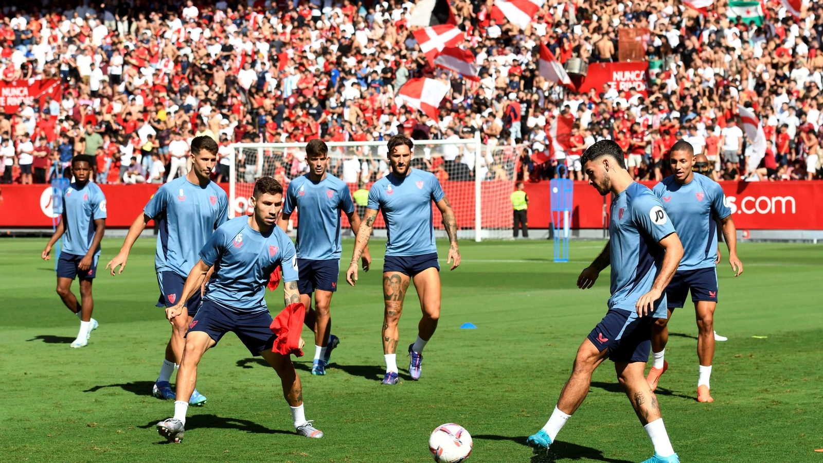 Los jugadores del Sevilla se ejercitan ante la afición, una de las estrategias del prederbi. Los jugadores del Sevilla se ejercitan ante la afición, una de las estrategias del prederbi.