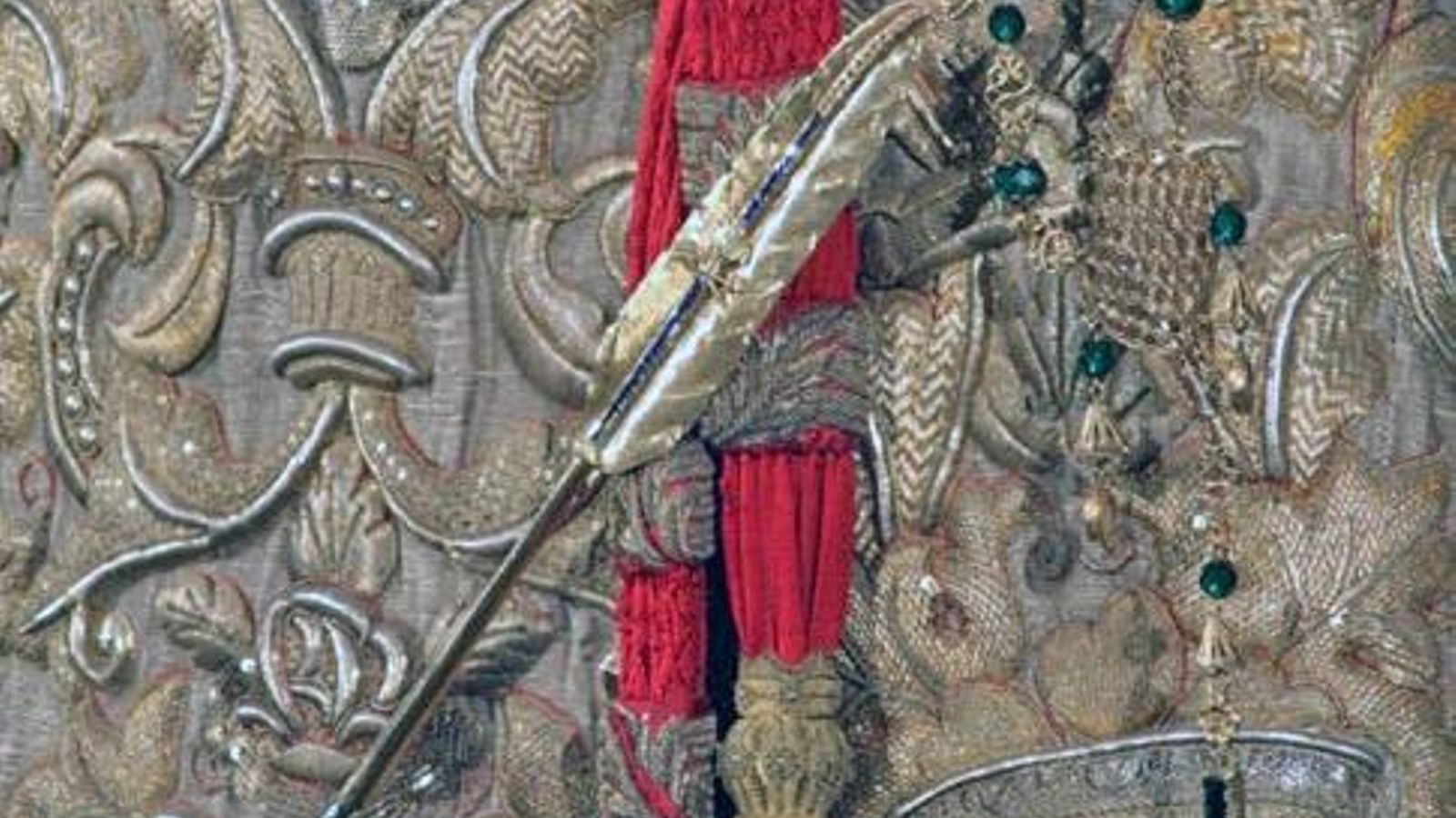 “La Macarena es Sevilla bajo palio, sea para Ella la pluma”