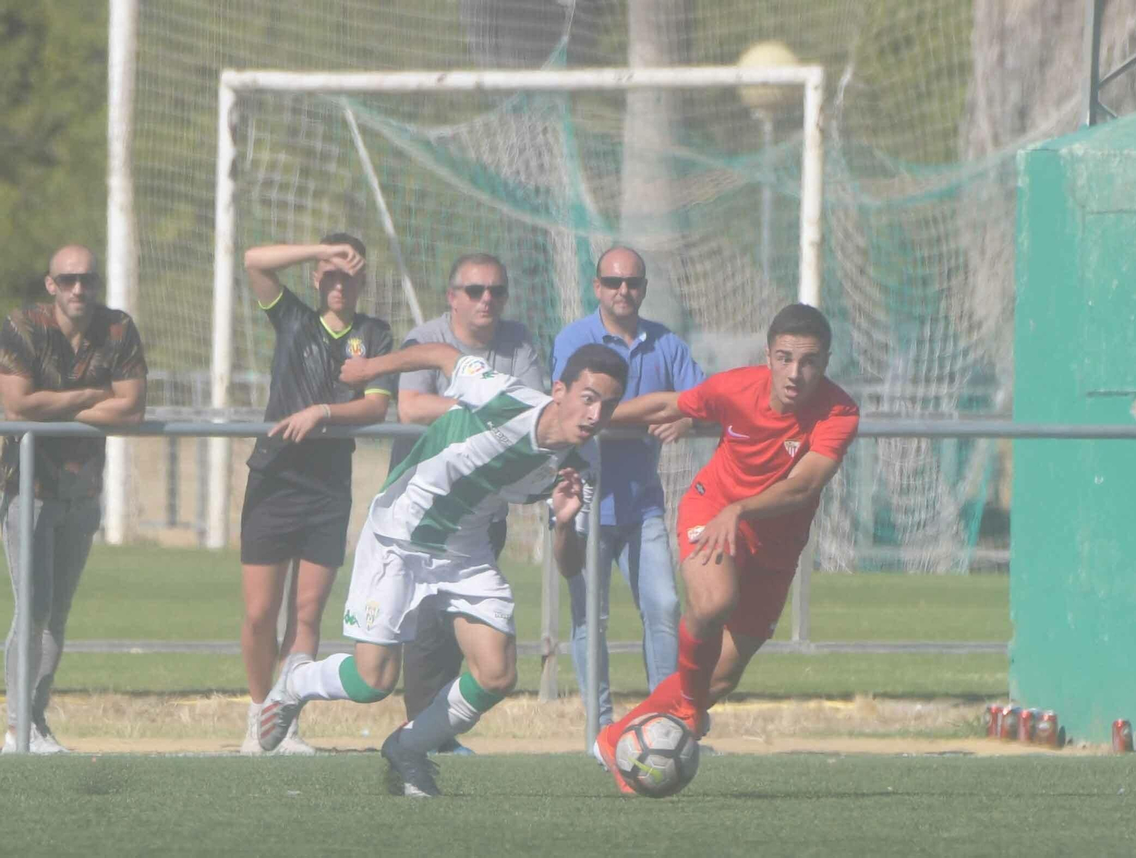 Un jugador del Córdoba pugna por el balón con un rival del Sevilla.