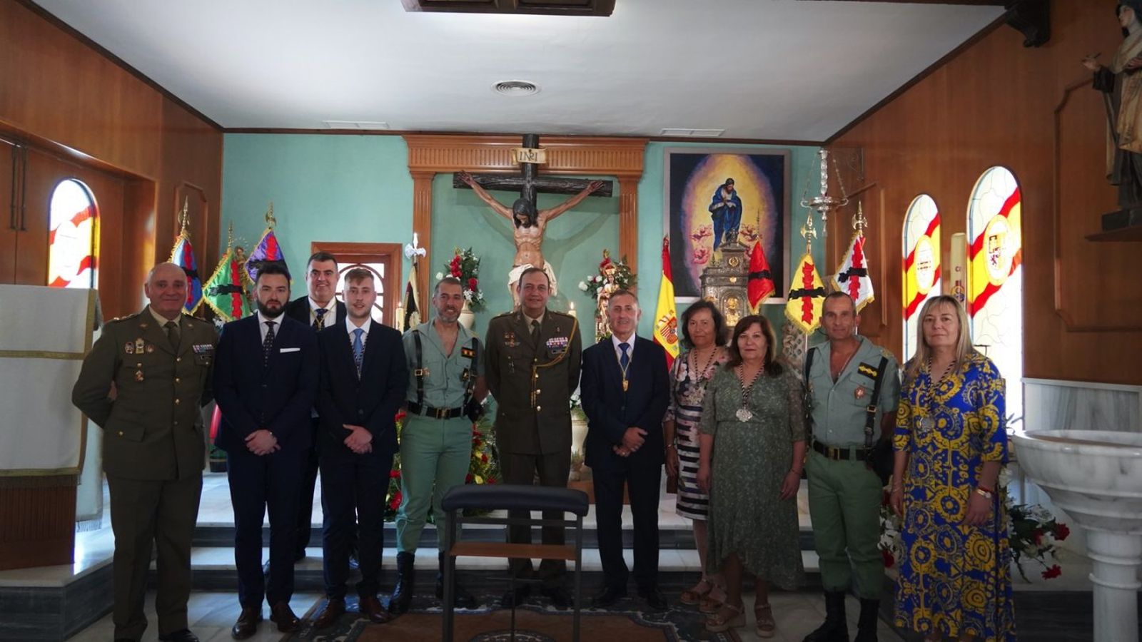Foto de familia tras la entrega de la  imagen de Santa Bárbara