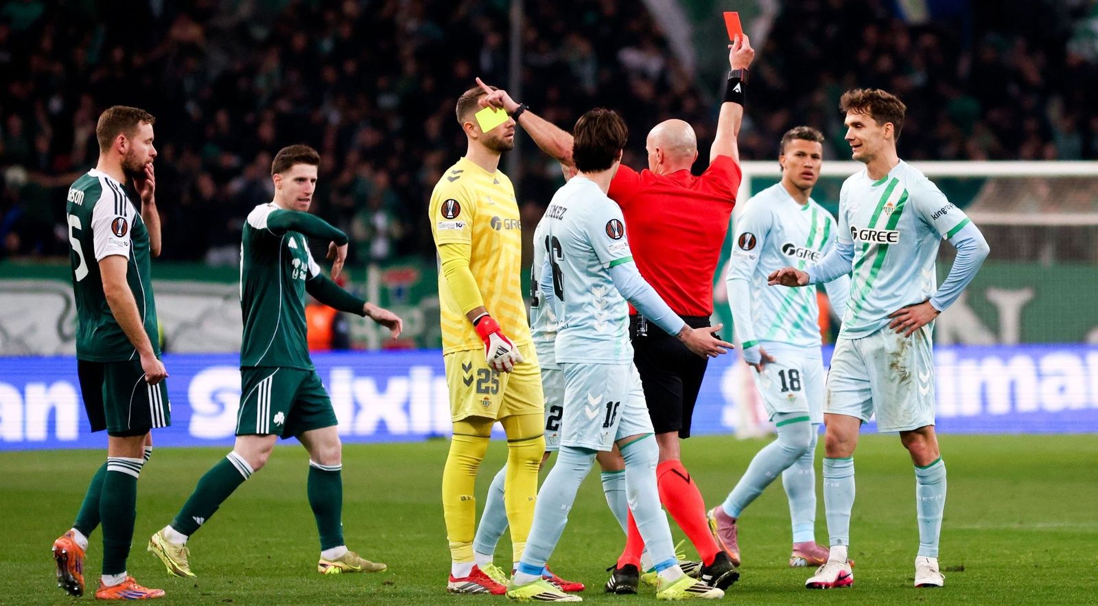 Marciniak le muestra la tarjeta roja a Llorente por la segunda amarilla en el penalti.