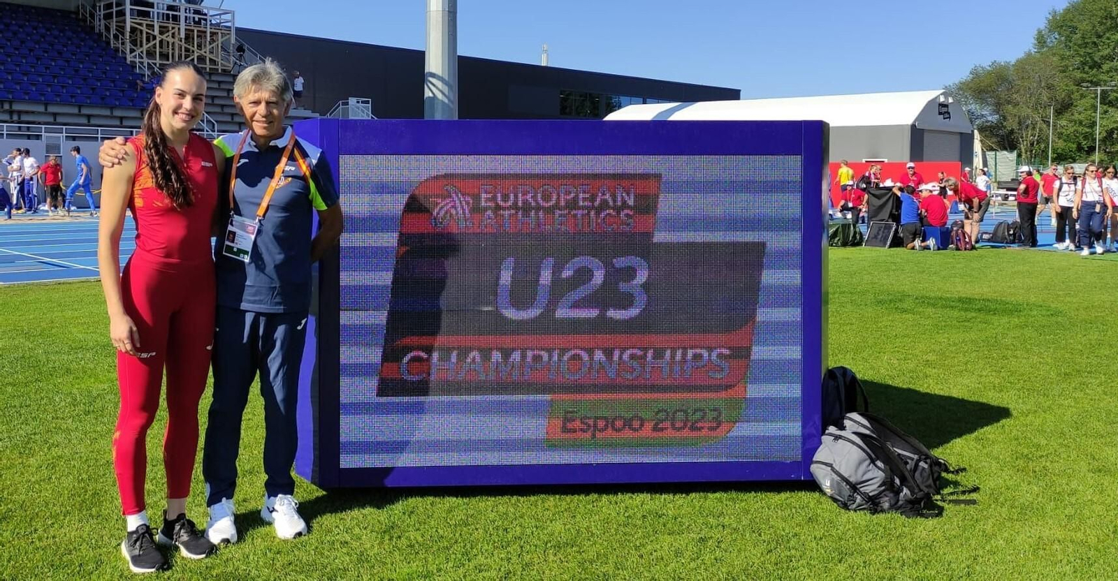 Carmen Avilés, junto a su entrenador Antonio Bravo, en Espoo (Finlandia).