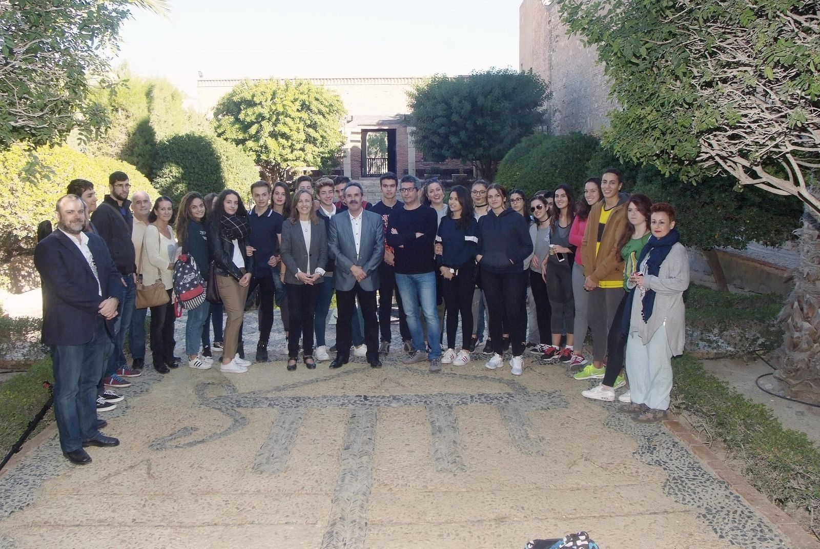Alfredo Valdivia junto a Francisca Fernández y Arturo del Pino con el grupo de alumnos del Celia Viñas en la Alcazaba.