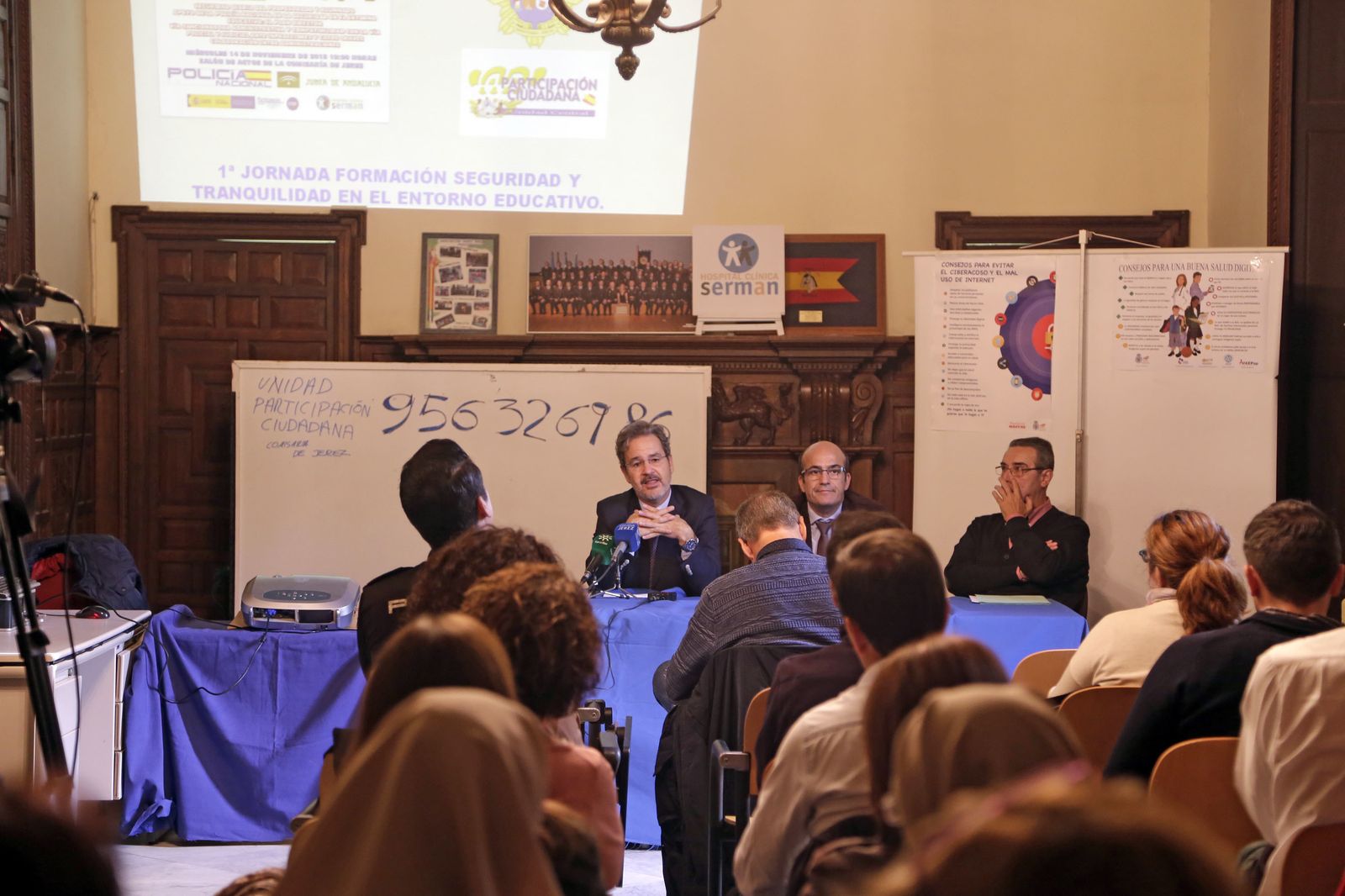 Un momento de la jornada celebrada ayer en el salón de actos de la comisaría.