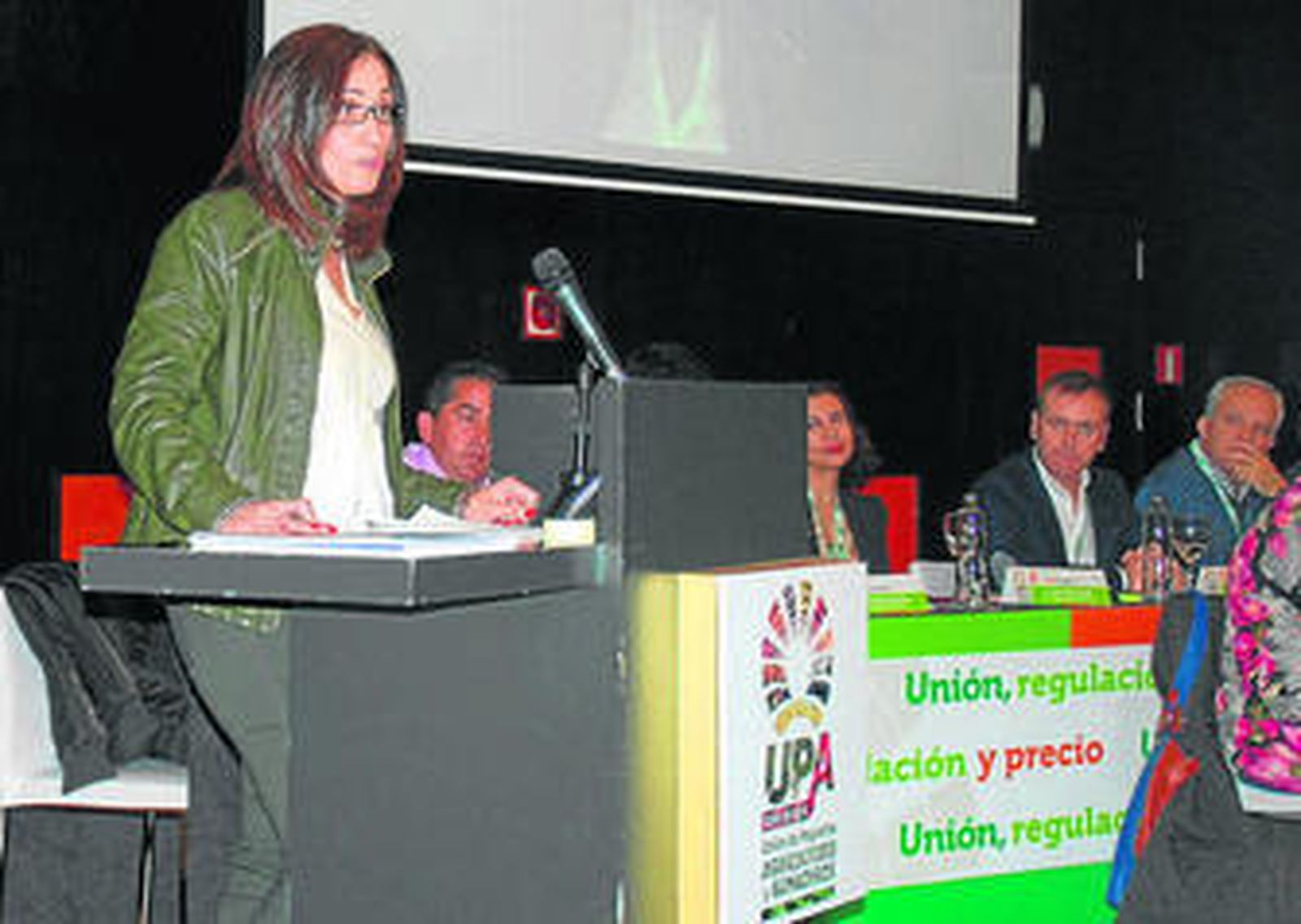 La delegada provincial de Medio Ambiente de la Junta, Inmaculada Oria, estuvo presente en la sesión de UPA.