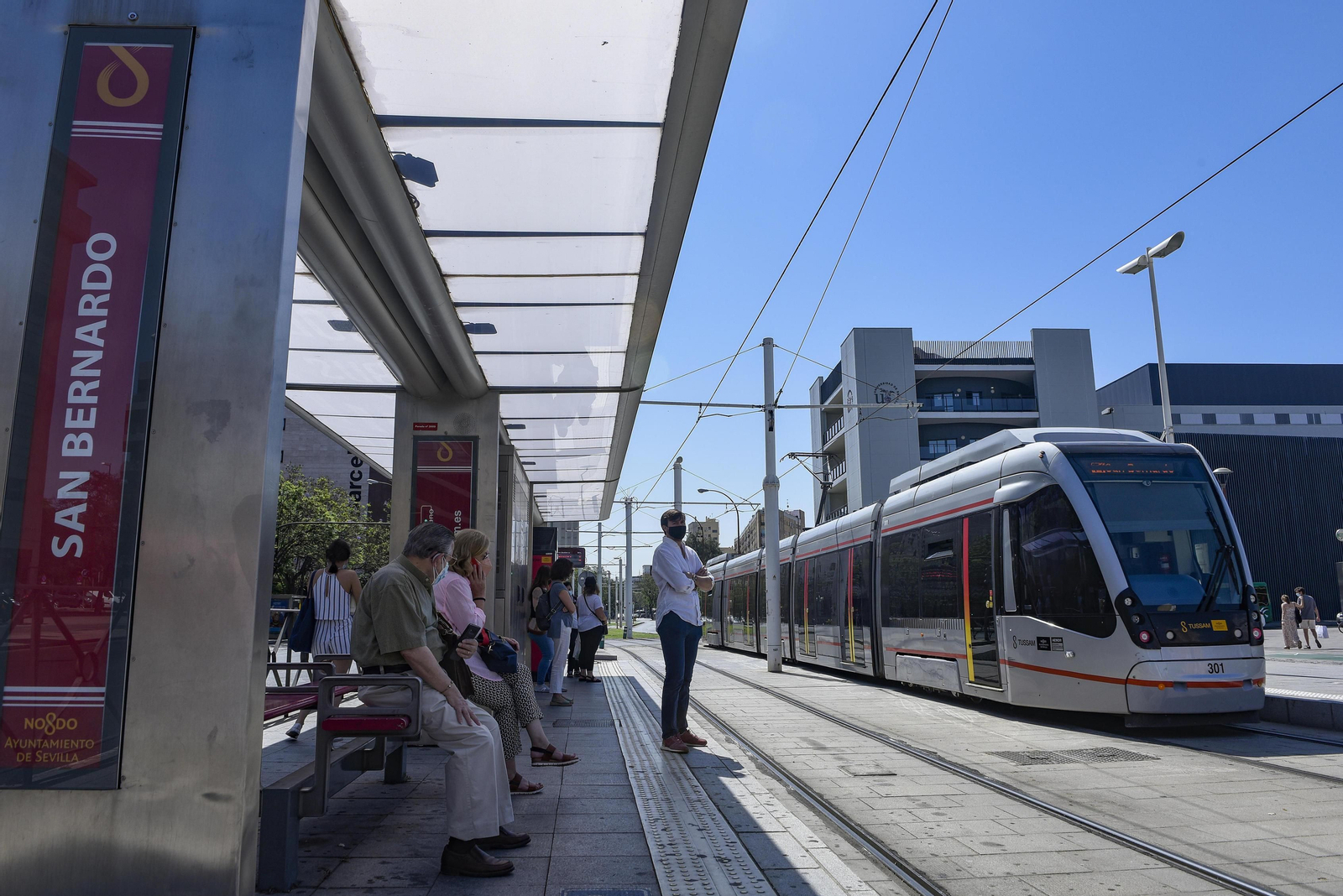 Marquesina y bancos son algunas de las instalaciones en la parada del tranvía en San Bernardo.