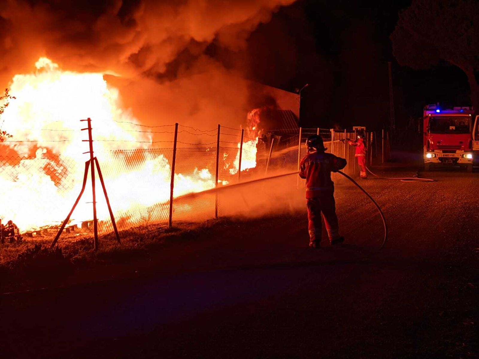 Imágenes del incendio en el Camino de la Romería de Cartaya