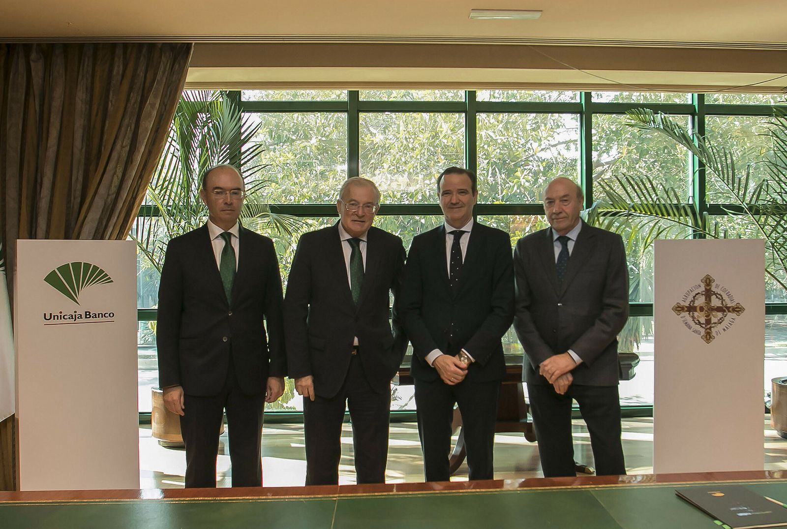 Firma del acuerdo entre Unicaja Banco y la Agrupación de Cofradías de Málaga.