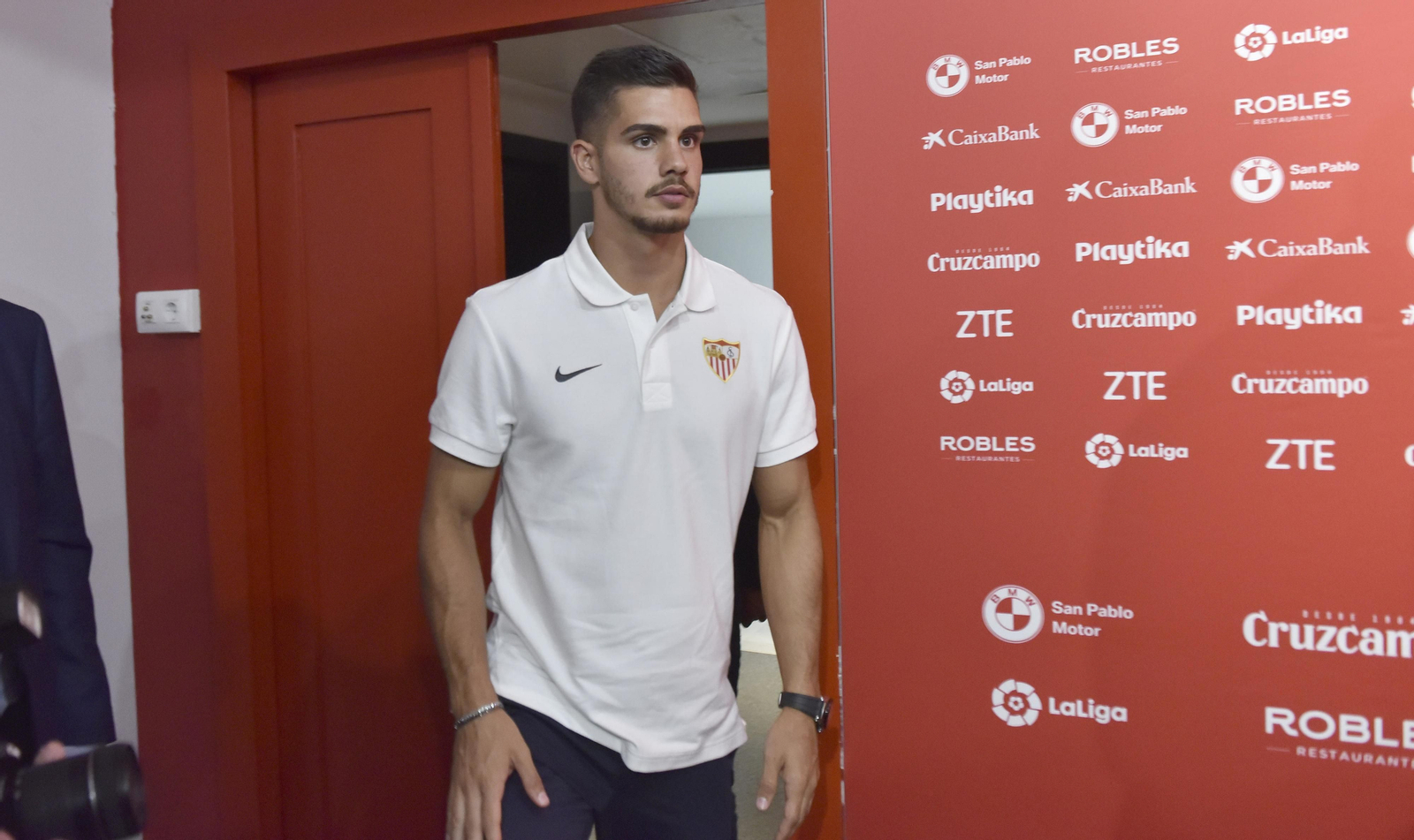 Andre Silva accede a la sala de prensa para su presentación