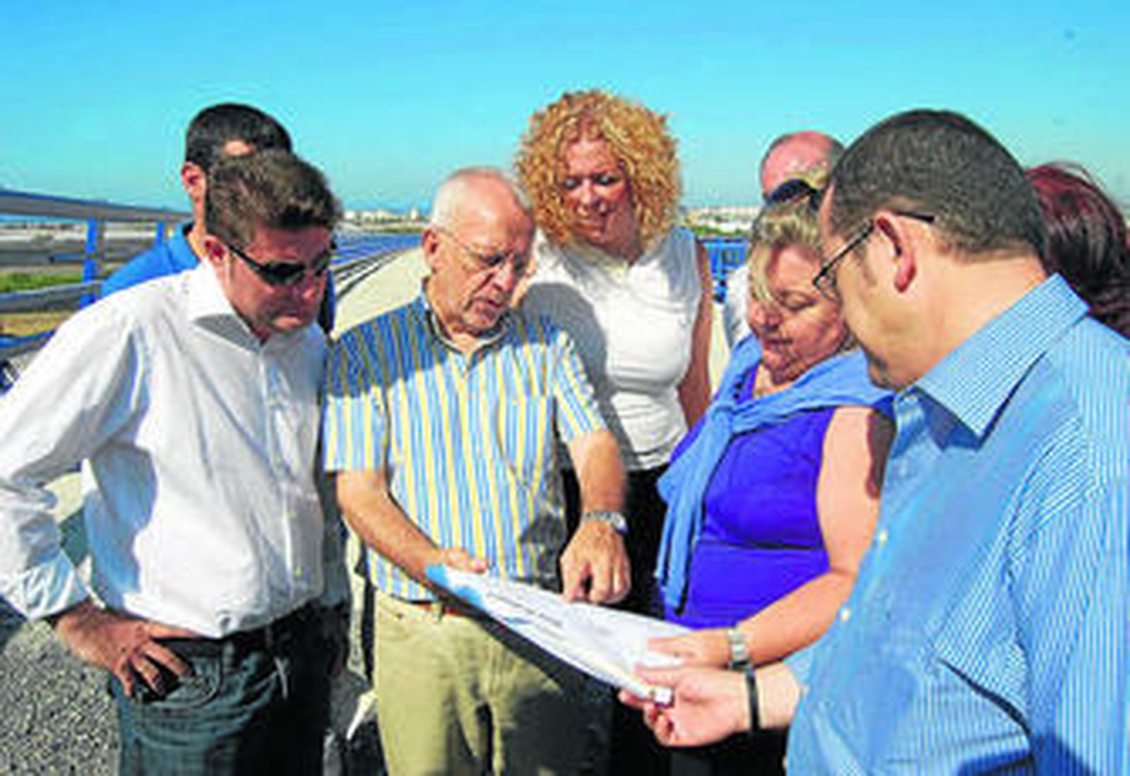 Manuel Pezzi y Clara Aguilera durante su última visita a las obras de la carretera.