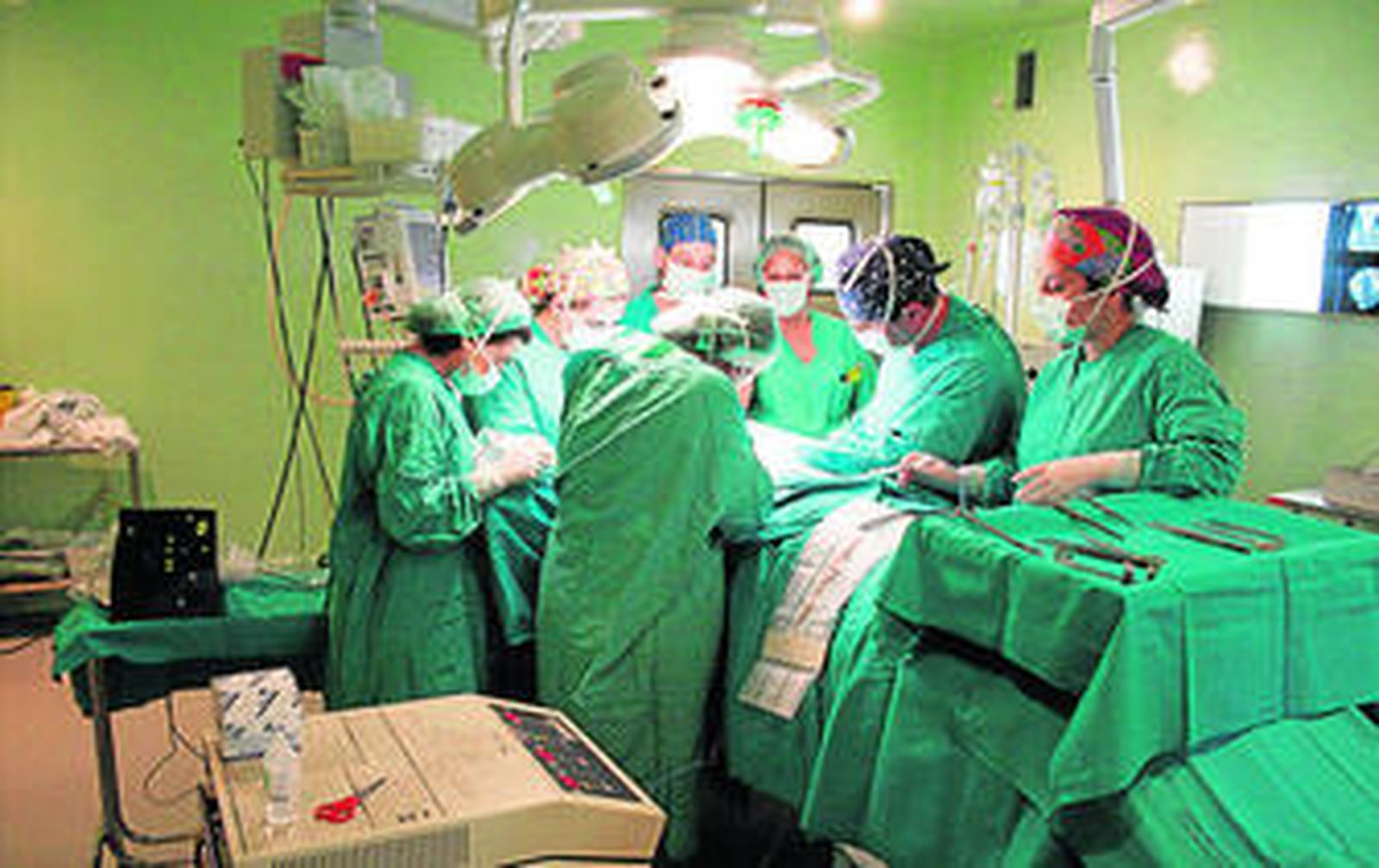 Los cirujanos y su equipo médico en el transcurso de una intervención quirúrgica en un hospital.