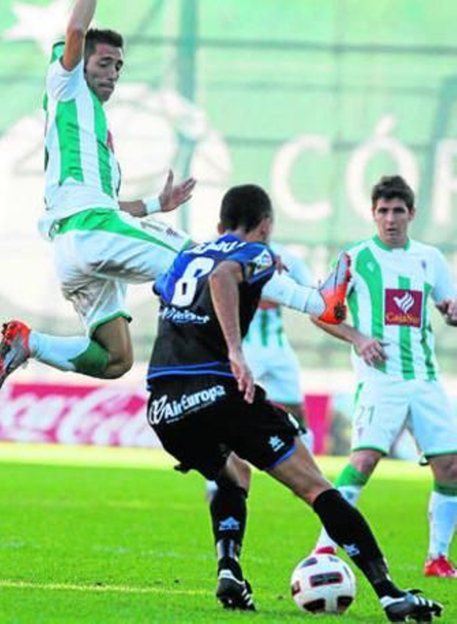 Ricardo León regatea la patada voladora de Charles.