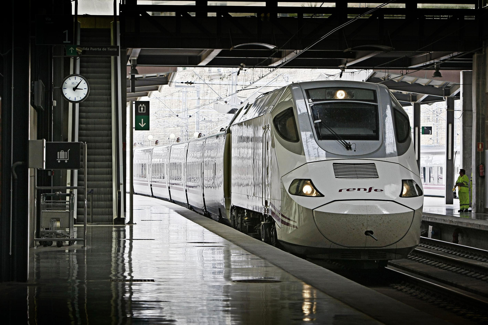 Un Alvia entrando en la estación de Cádiz, en una imagen de archivo