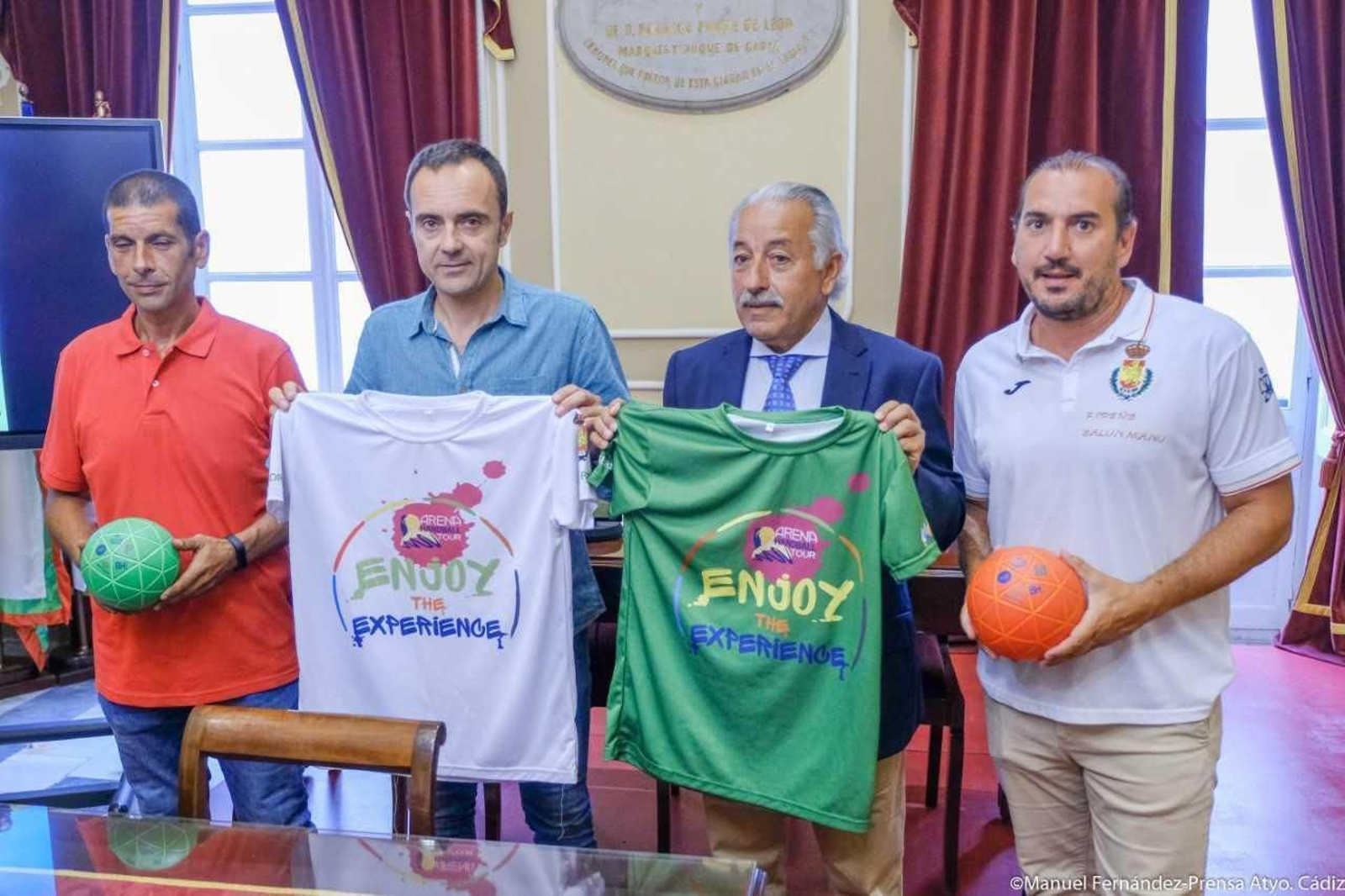 Los protagonistas del acto de presentación posan con unos balones y unas camisetas.