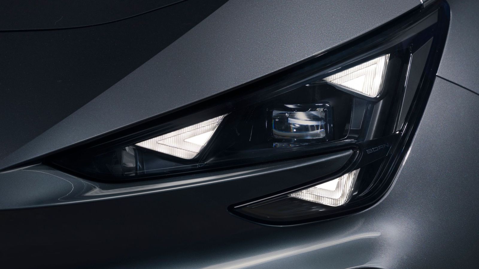 Entre las novedades están los faros, que ahora incorporan la identidad lumínica de Cupra sustentada en los tres triángulos.